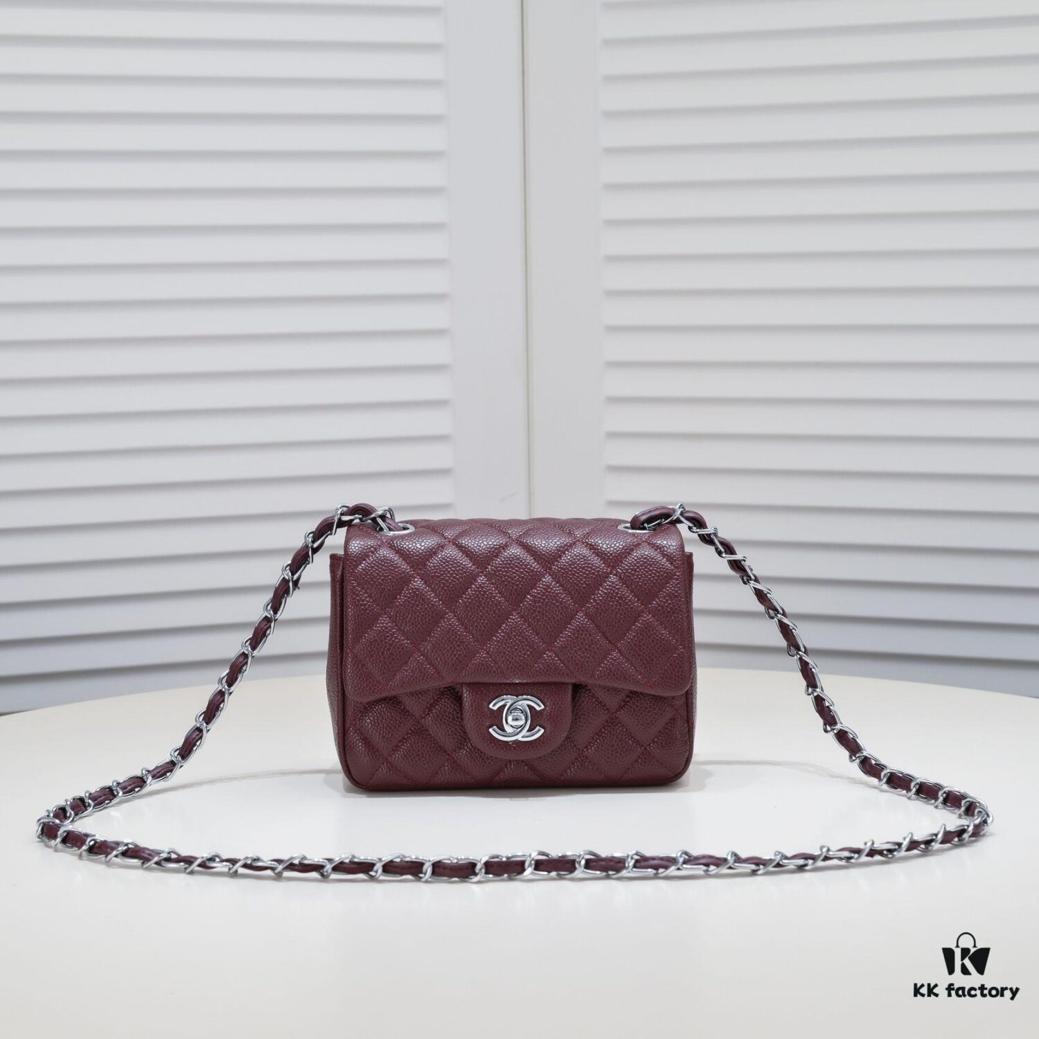 Double Eleven Special Price ¥ No Returns or Exchanges Burgundy Red Chanel Inspired Bike Bag Made from Premium Cowhide Original Pattern One-to-One Replication Excellent Texture and Craftsmanship Camera-Shaped Design Combines Art and Functionality Classic Design Unbeatable Elegance and Fullness High Quality at Low Price Model Number: 1115 Size: 17.5*13*5 cm