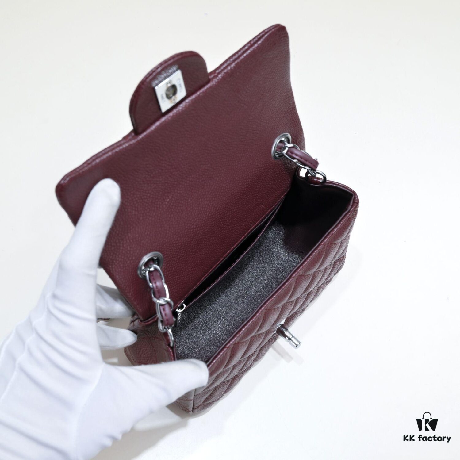 Double Eleven Special Price ¥ No Returns or Exchanges Burgundy Red Chanel Inspired Bike Bag Made from Premium Cowhide Original Pattern One-to-One Replication Excellent Texture and Craftsmanship Camera-Shaped Design Combines Art and Functionality Classic Design Unbeatable Elegance and Fullness High Quality at Low Price Model Number: 1115 Size: 17.5*13*5 cm