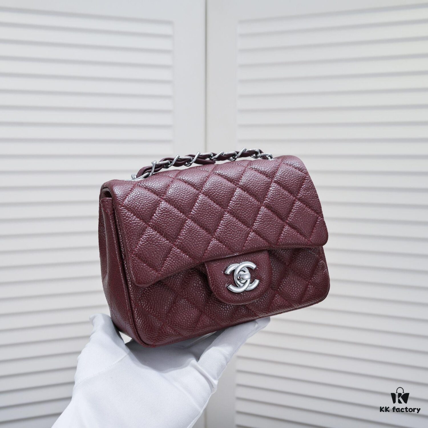 Double Eleven Special Price ¥ No Returns or Exchanges Burgundy Red Chanel Inspired Bike Bag Made from Premium Cowhide Original Pattern One-to-One Replication Excellent Texture and Craftsmanship Camera-Shaped Design Combines Art and Functionality Classic Design Unbeatable Elegance and Fullness High Quality at Low Price Model Number: 1115 Size: 17.5*13*5 cm