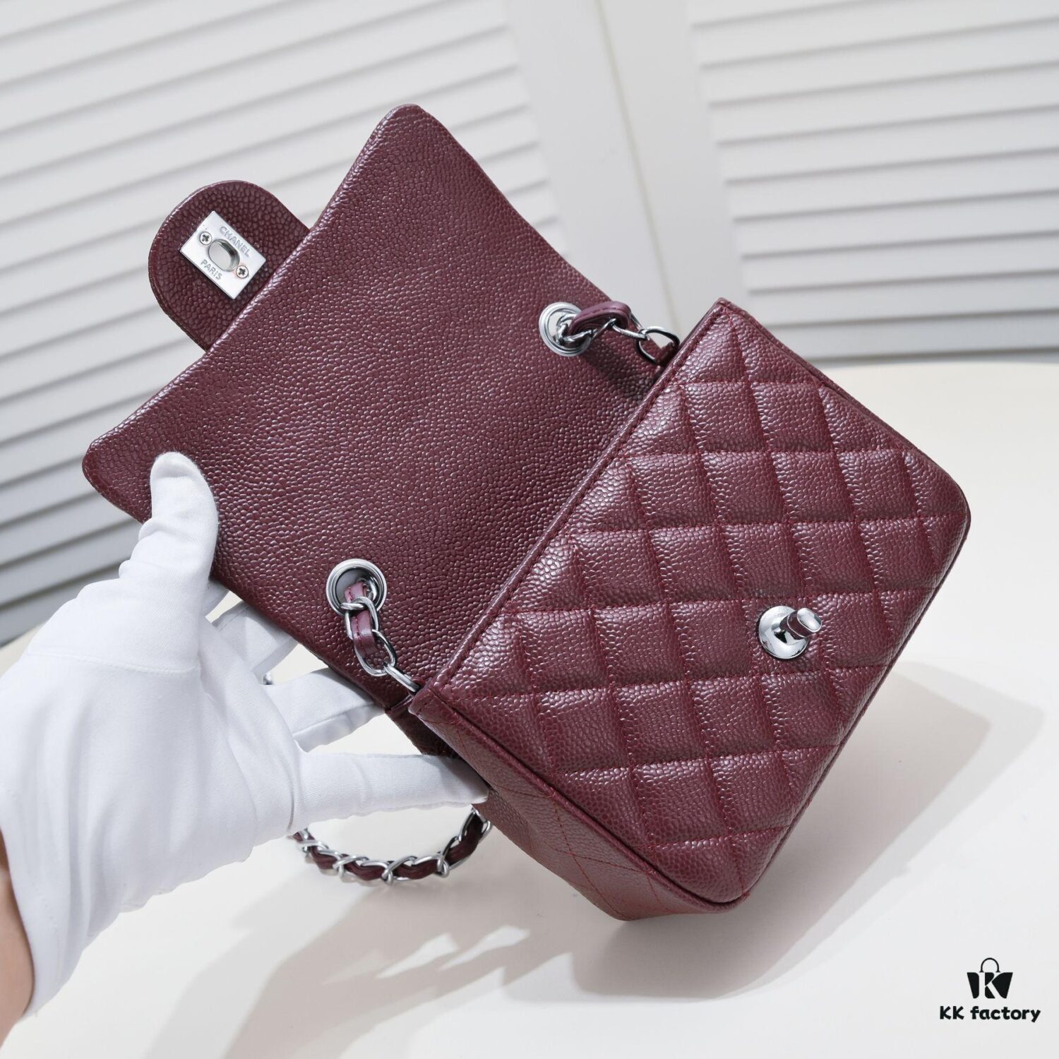 Double Eleven Special Price ¥ No Returns or Exchanges Burgundy Red Chanel Inspired Bike Bag Made from Premium Cowhide Original Pattern One-to-One Replication Excellent Texture and Craftsmanship Camera-Shaped Design Combines Art and Functionality Classic Design Unbeatable Elegance and Fullness High Quality at Low Price Model Number: 1115 Size: 17.5*13*5 cm