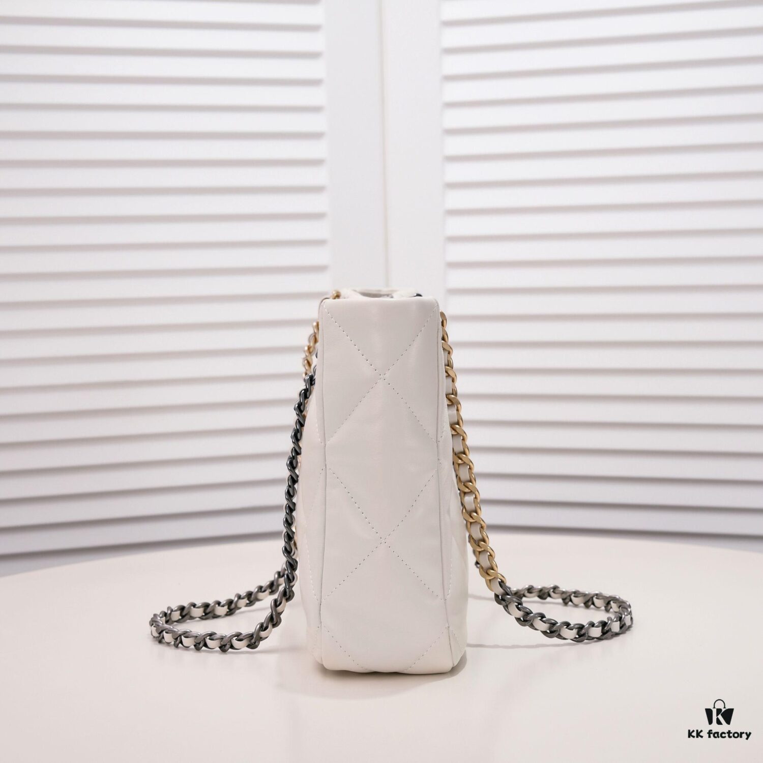 Singles Day Special Price Non-Refundable Non-Exchangeable Small CHANEL 22B 19BAG Tote Black and Gold Italian First-Class GR Lambskin