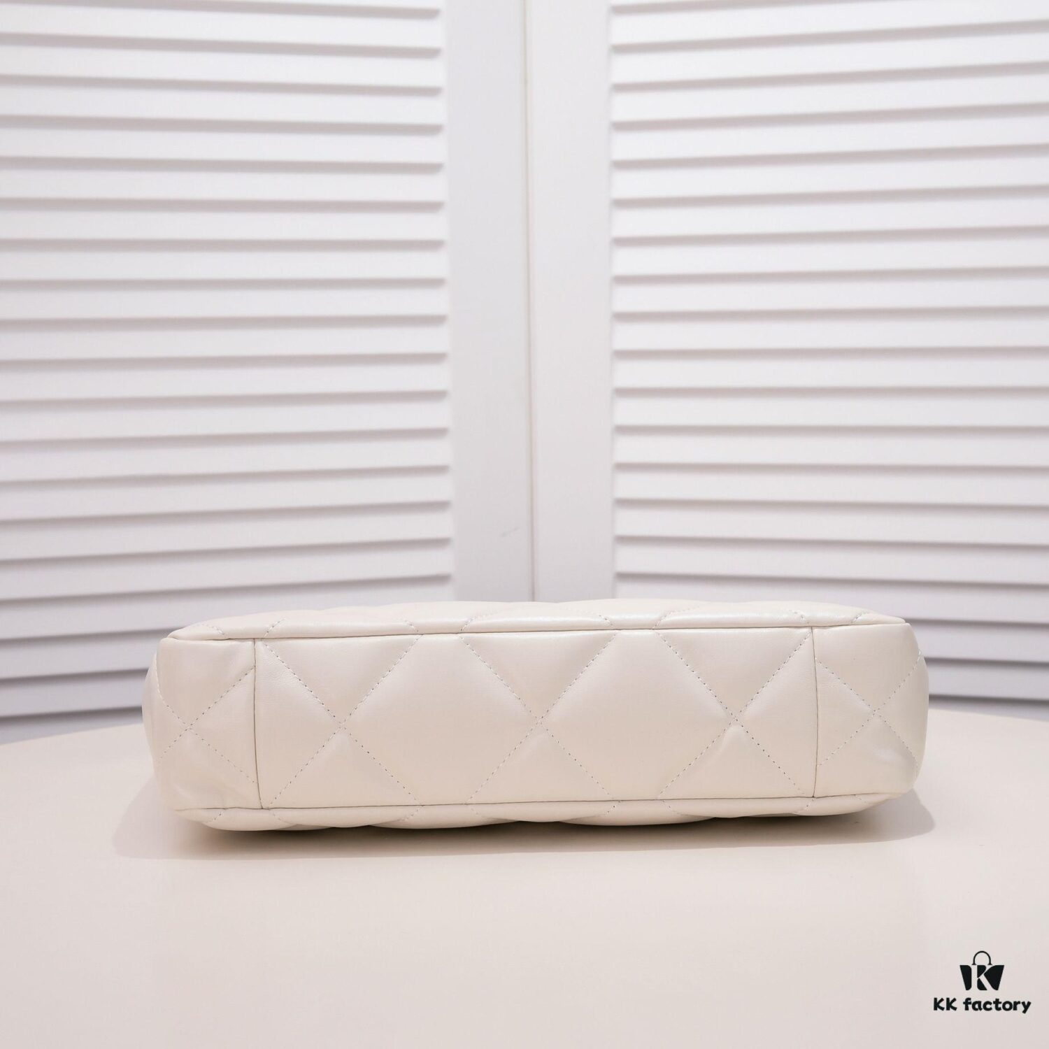 Singles Day Special Price Non-Refundable Non-Exchangeable Small CHANEL 22B 19BAG Tote Black and Gold Italian First-Class GR Lambskin