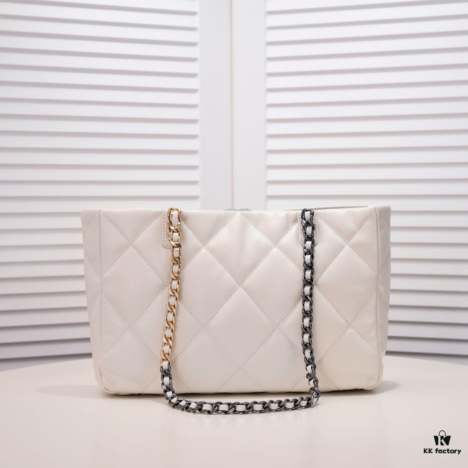 Singles Day Special Price Non-Refundable Non-Exchangeable Small CHANEL 22B 19BAG Tote Black and Gold Italian First-Class GR Lambskin