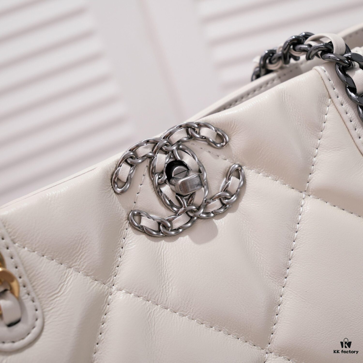 Singles Day Special Price Non-Refundable Non-Exchangeable Small CHANEL 22B 19BAG Tote Black and Gold Italian First-Class GR Lambskin