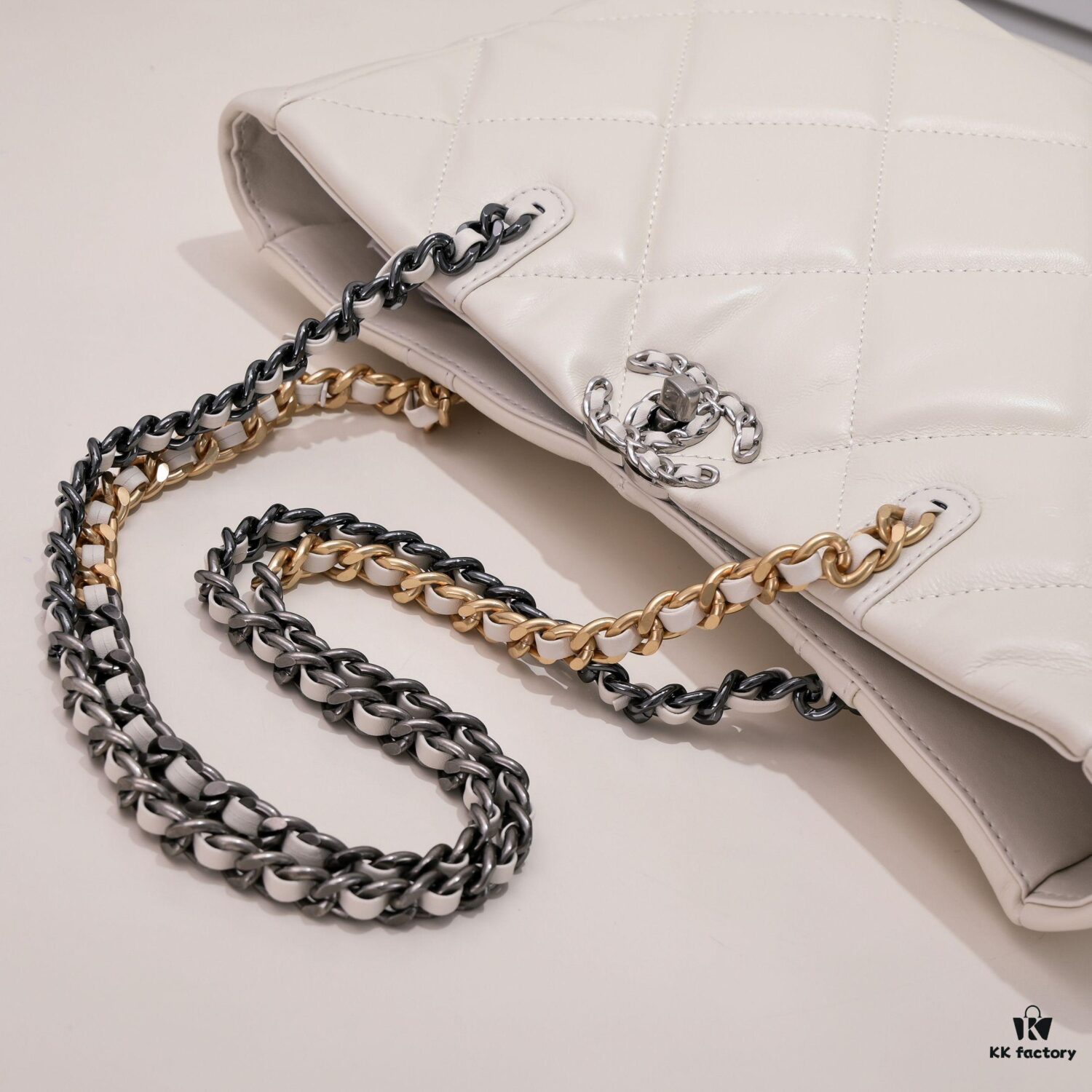 Singles Day Special Price Non-Refundable Non-Exchangeable Small CHANEL 22B 19BAG Tote Black and Gold Italian First-Class GR Lambskin