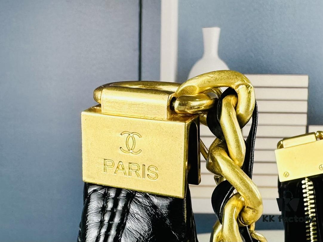 New Arrival Mini Batch No Filter | Today's Must-Have: Chanel 24A Hobo 🖤