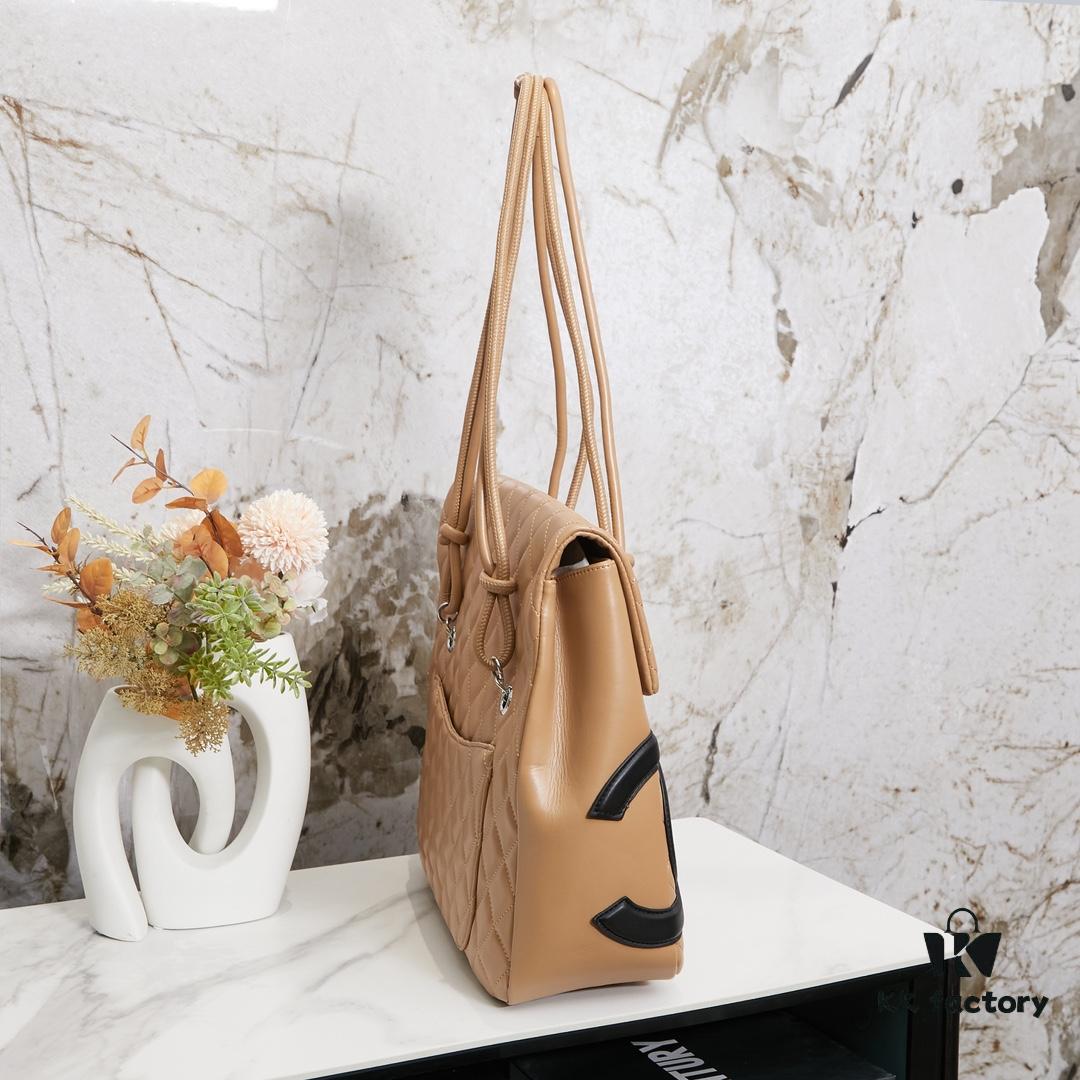 New Arrival CHANEL: 24A Spring Vintage Handbag 🌹💕 ... 2024 Brand New Ultimate Version! A Timeless Classic Reborn – The Vintage 'Vegetable Basket' Bag, Once Ranked Among the World's Top 50 Most Desirable Bags, Gained Fame by Being Carried by Miss Hilton. Already Discontinued at Official Boutiques – Unavailable Even with Money [Smile]. Exclusively Sourced from a Vintage Store. ZP-Developed Leather Material: European-Origin Haas Lambskin, Imported from Italy, with 24K Thick Gold-Plated Steel Lock. Limited Stock, Frequently Out of Stock. The Entire Bag’s Feel and Quality Perfectly Matches the Authentic Version ✔ Dimensions 37x28x10, Model No. 9959