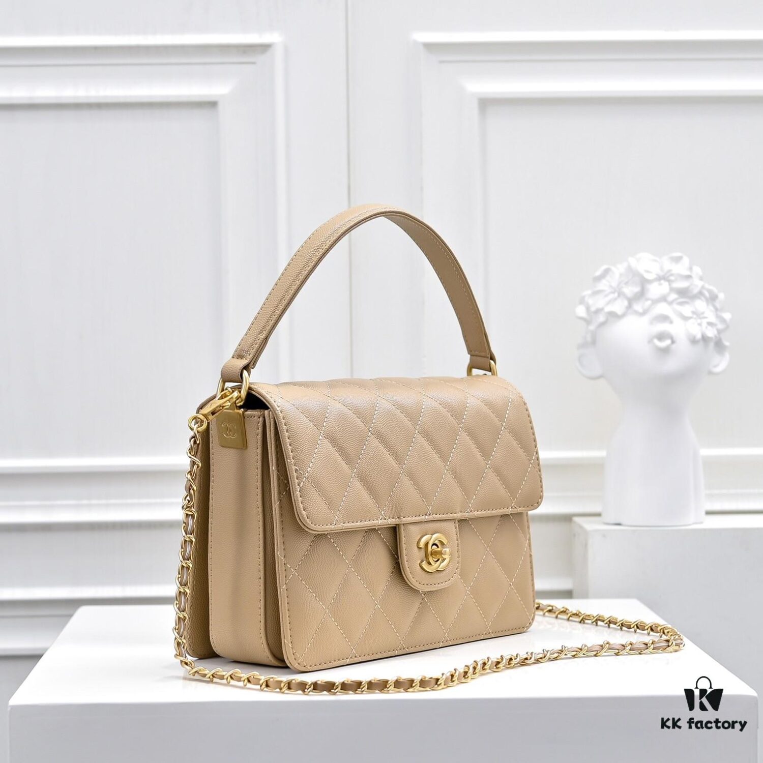 Large Size 👑 CHANEL 24K Autumn-Winter New Arrival, Featuring Unique Texture of Caviar Leather in Large, Medium, and Small Sizes. Can Be Carried by Hand or Worn Crossbody with Detachable Strap