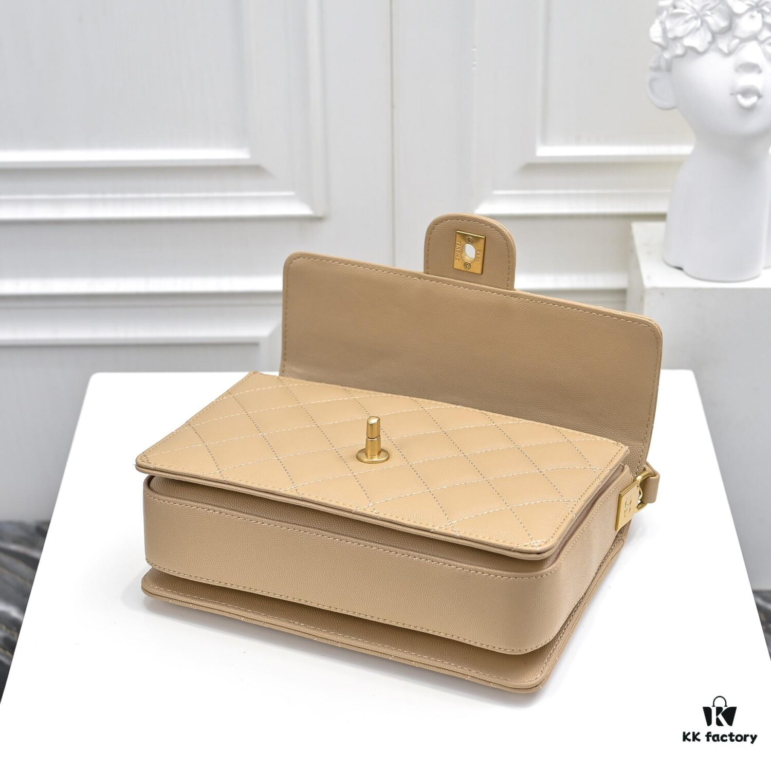 Large Size 👑 CHANEL 24K Autumn-Winter New Arrival, Featuring Unique Texture of Caviar Leather in Large, Medium, and Small Sizes. Can Be Carried by Hand or Worn Crossbody with Detachable Strap