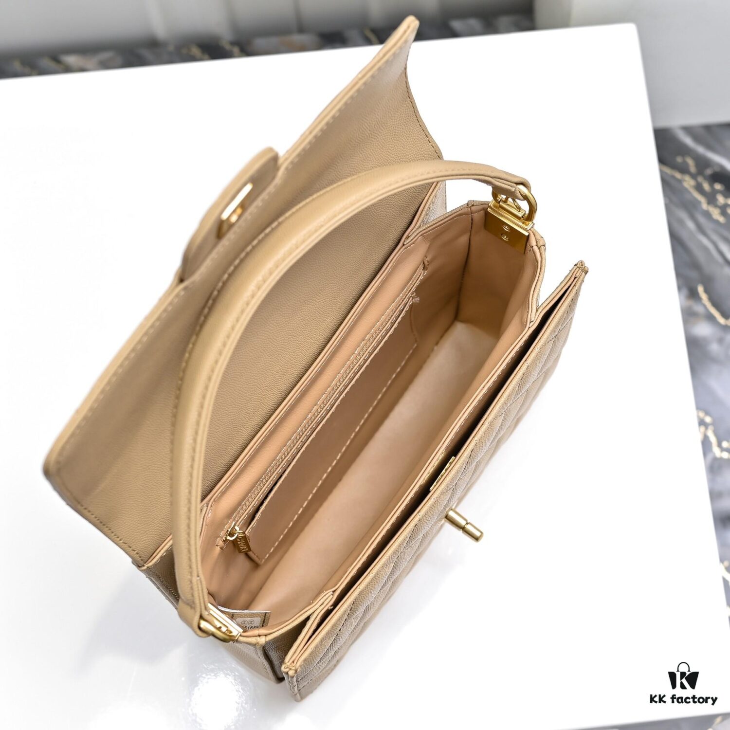 Large Size 👑 CHANEL 24K Autumn-Winter New Arrival, Featuring Unique Texture of Caviar Leather in Large, Medium, and Small Sizes. Can Be Carried by Hand or Worn Crossbody with Detachable Strap