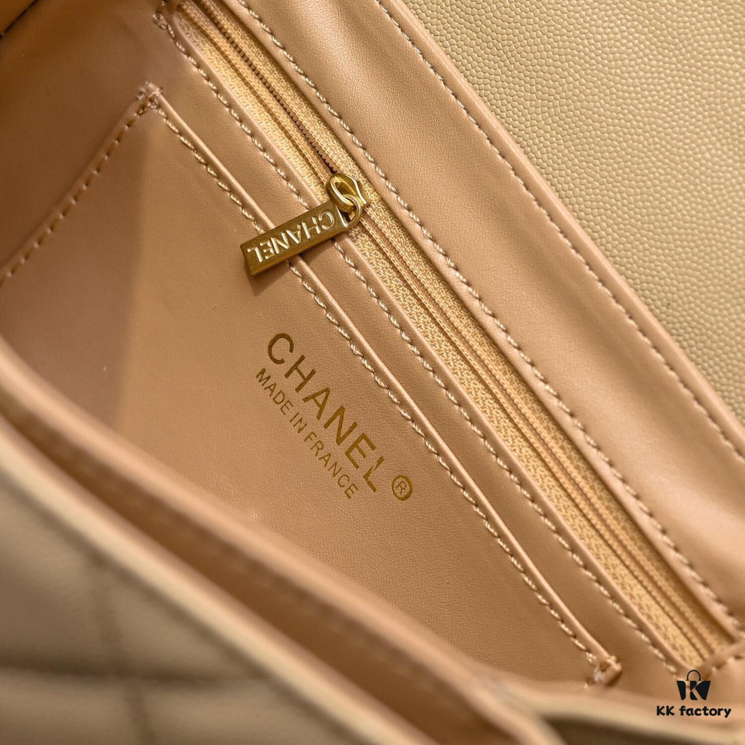 Large Size 👑 CHANEL 24K Autumn-Winter New Arrival, Featuring Unique Texture of Caviar Leather in Large, Medium, and Small Sizes. Can Be Carried by Hand or Worn Crossbody with Detachable Strap