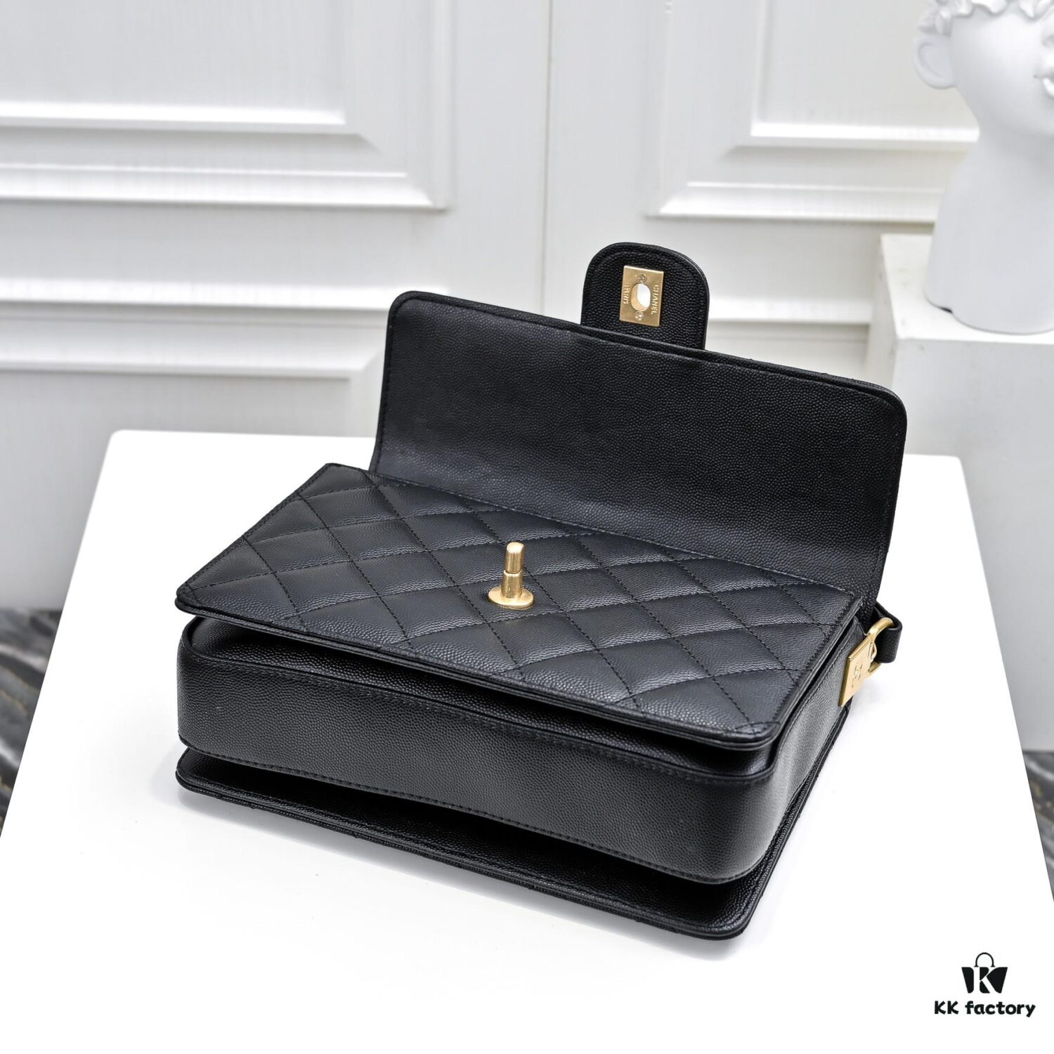 Large Size 👑 CHANEL 24k Fall/Winter New Arrival Caviar Leather Handbag with Unique Texture – Detachable Strap for Handheld or Crossbody Wear