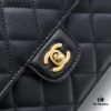 Large Size 👑 CHANEL 24k Fall/Winter New Arrival Caviar Leather Handbag with Unique Texture – Detachable Strap for Handheld or Crossbody Wear