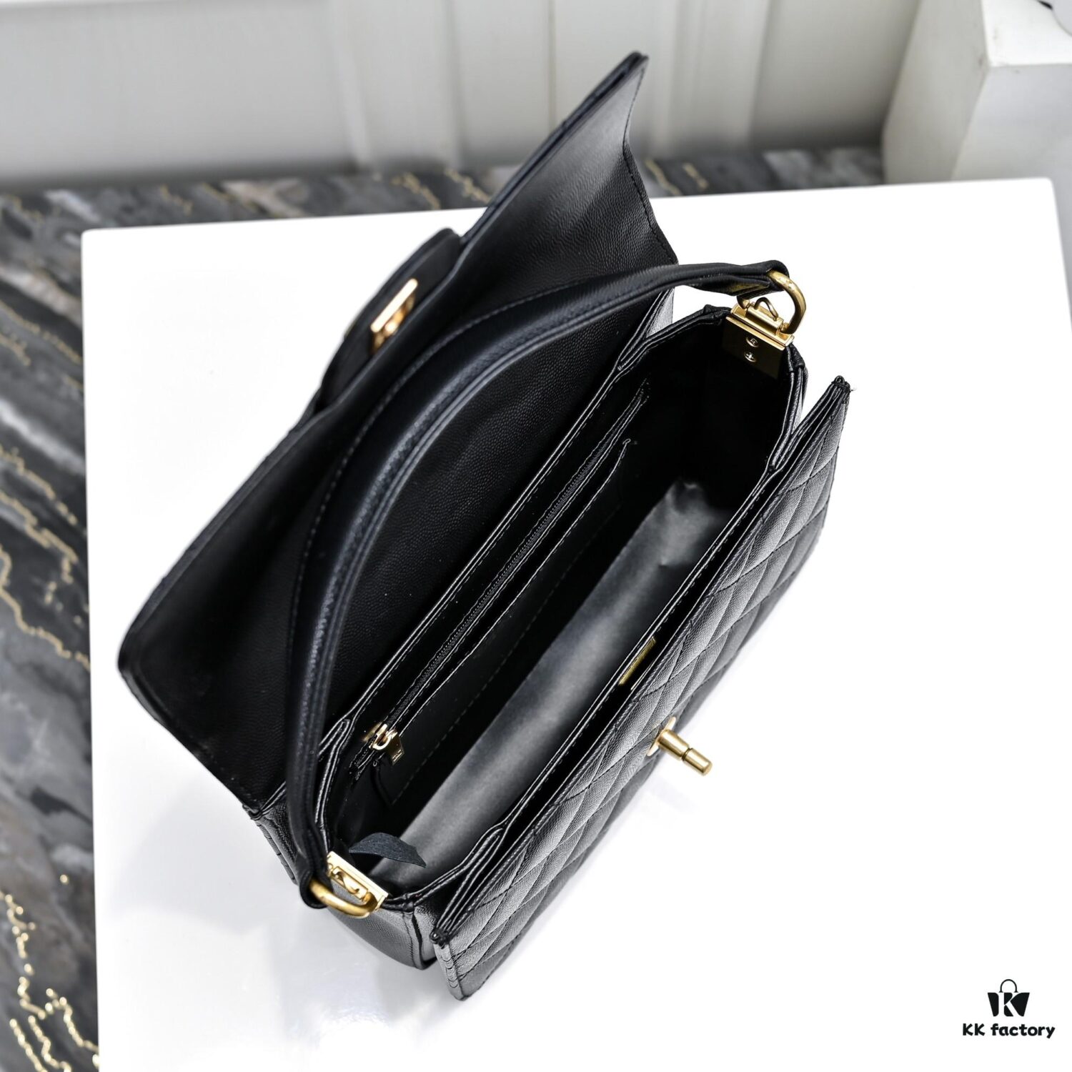 Large Size 👑 CHANEL 24k Fall/Winter New Arrival Caviar Leather Handbag with Unique Texture – Detachable Strap for Handheld or Crossbody Wear