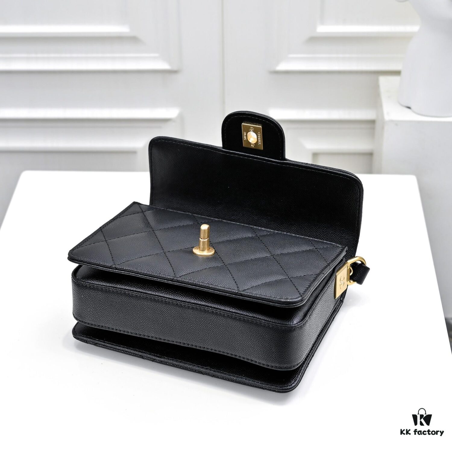 Medium 👑 CHANEL 24K Fall/Winter New Arrival Caviar Leather Handbag with Unique Texture – Detachable Strap for Crossbody or Handheld Wear