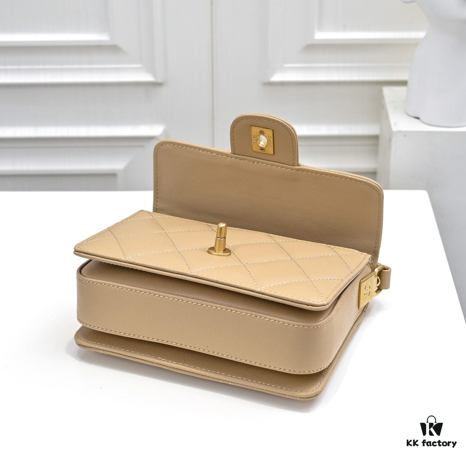 Medium 👑 CHANEL 24K Fall/Winter New Arrival Caviar Leather Handbag with Unique Texture – Detachable Strap for Crossbody or Handheld Wear