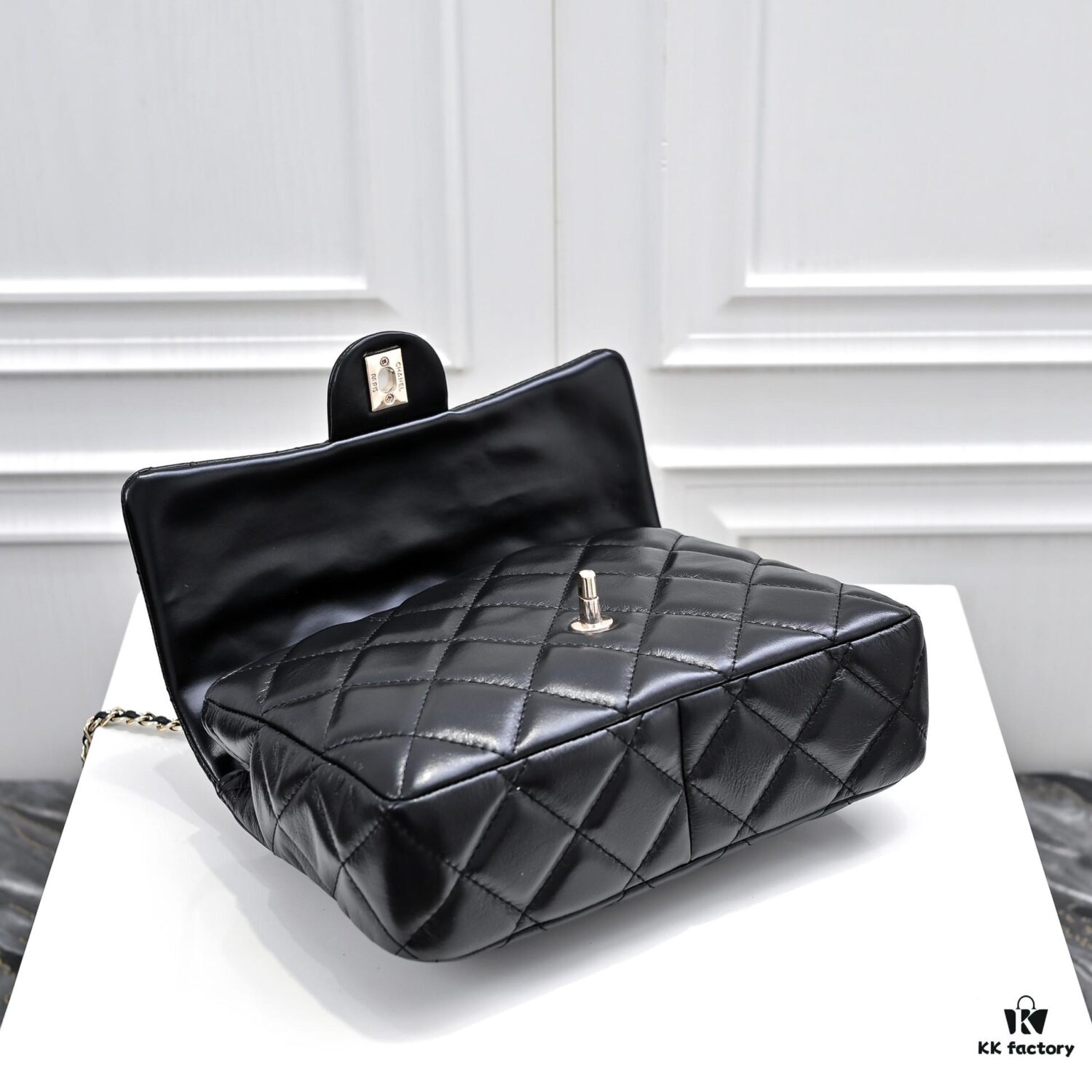 Large Size 👑 Chanel 24B New Collection Top-Grain Oil-Waxed Leather Handbag with Braided Metal Chain Handle