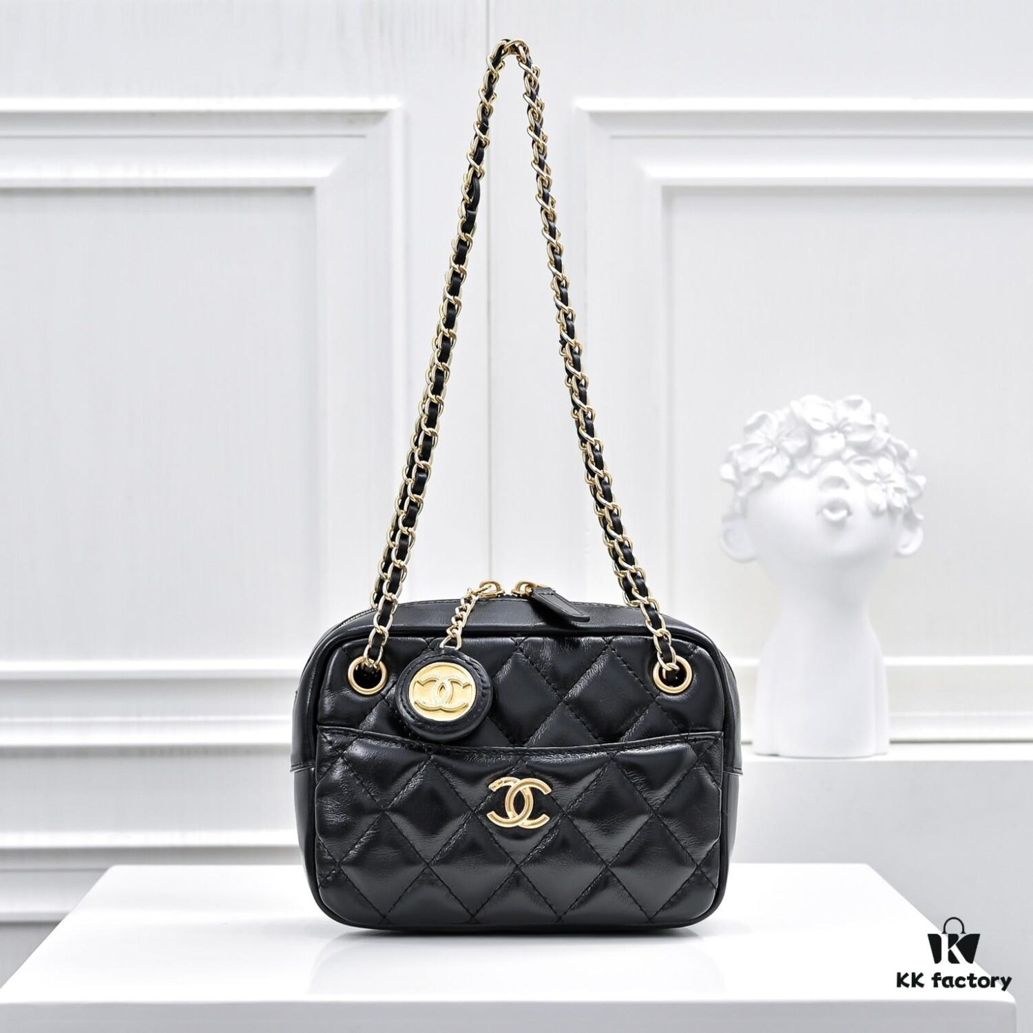 CHANEL 24K Autumn/Winter New Series Camera Bag, Full-Grain Leather, Eye-Catching Double C Logo, Classic and Unique Design