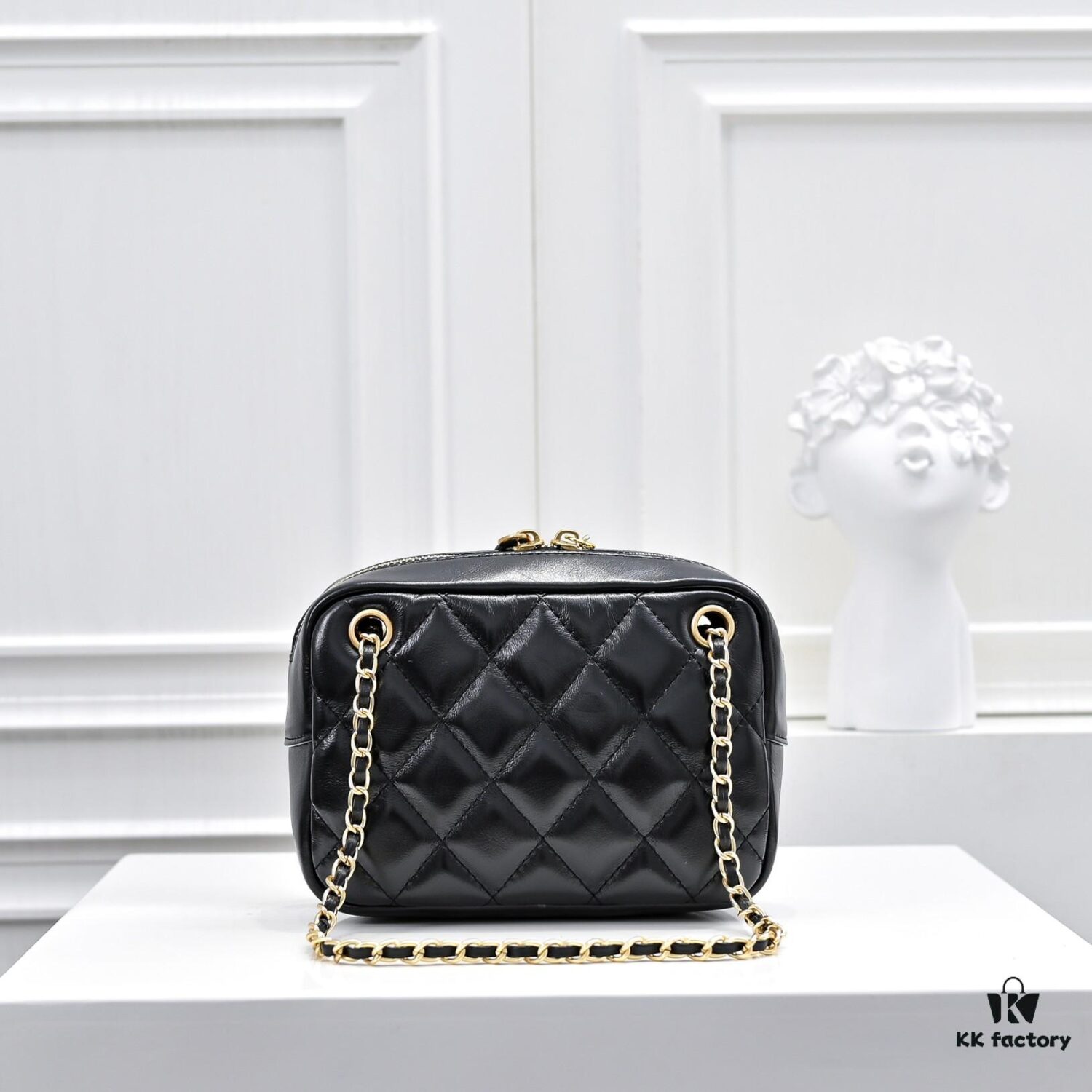 CHANEL 24K Autumn/Winter New Series Camera Bag, Full-Grain Leather, Eye-Catching Double C Logo, Classic and Unique Design