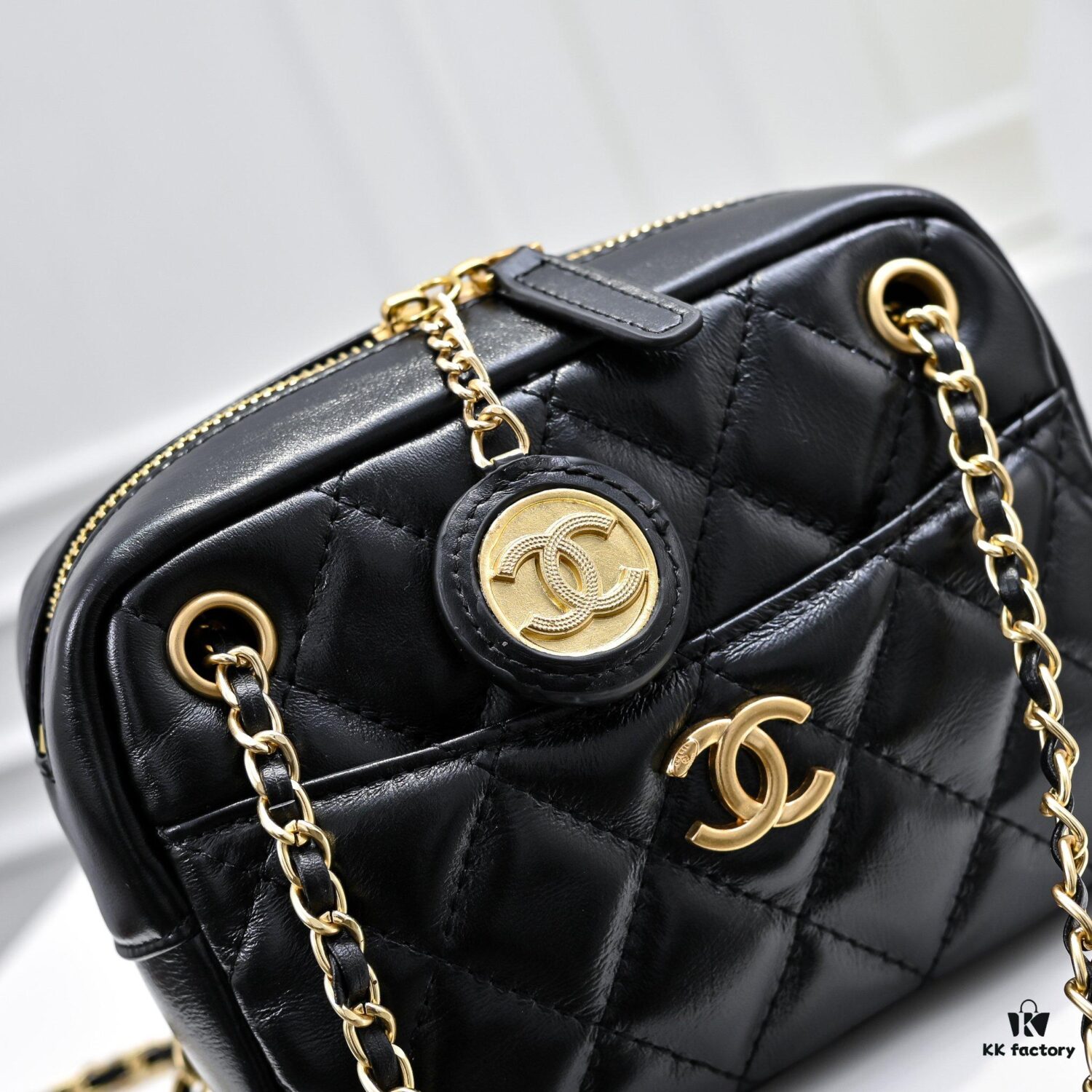 CHANEL 24K Autumn/Winter New Series Camera Bag, Full-Grain Leather, Eye-Catching Double C Logo, Classic and Unique Design