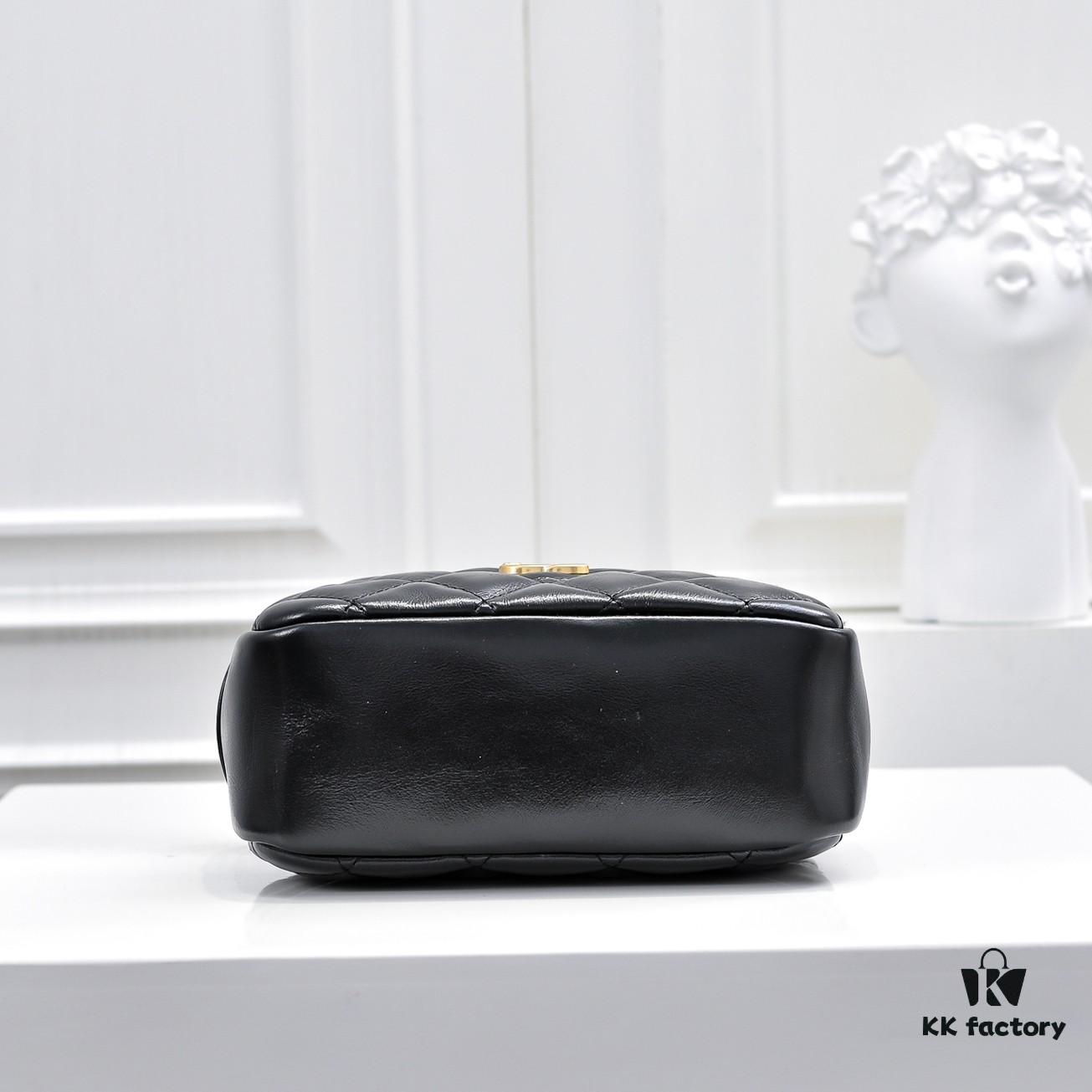 CHANEL 24K Autumn/Winter New Series Camera Bag, Full-Grain Leather, Eye-Catching Double C Logo, Classic and Unique Design