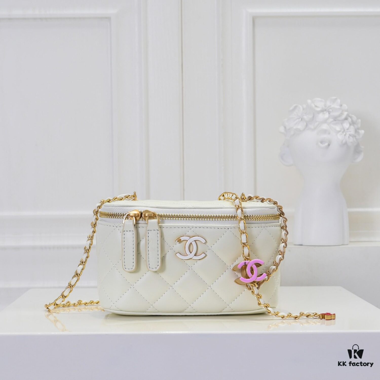 Large Size 👑 Chanel 24A New Double C Enamel Buckle Makeup Pouch, Compact and Exquisitely Crafted