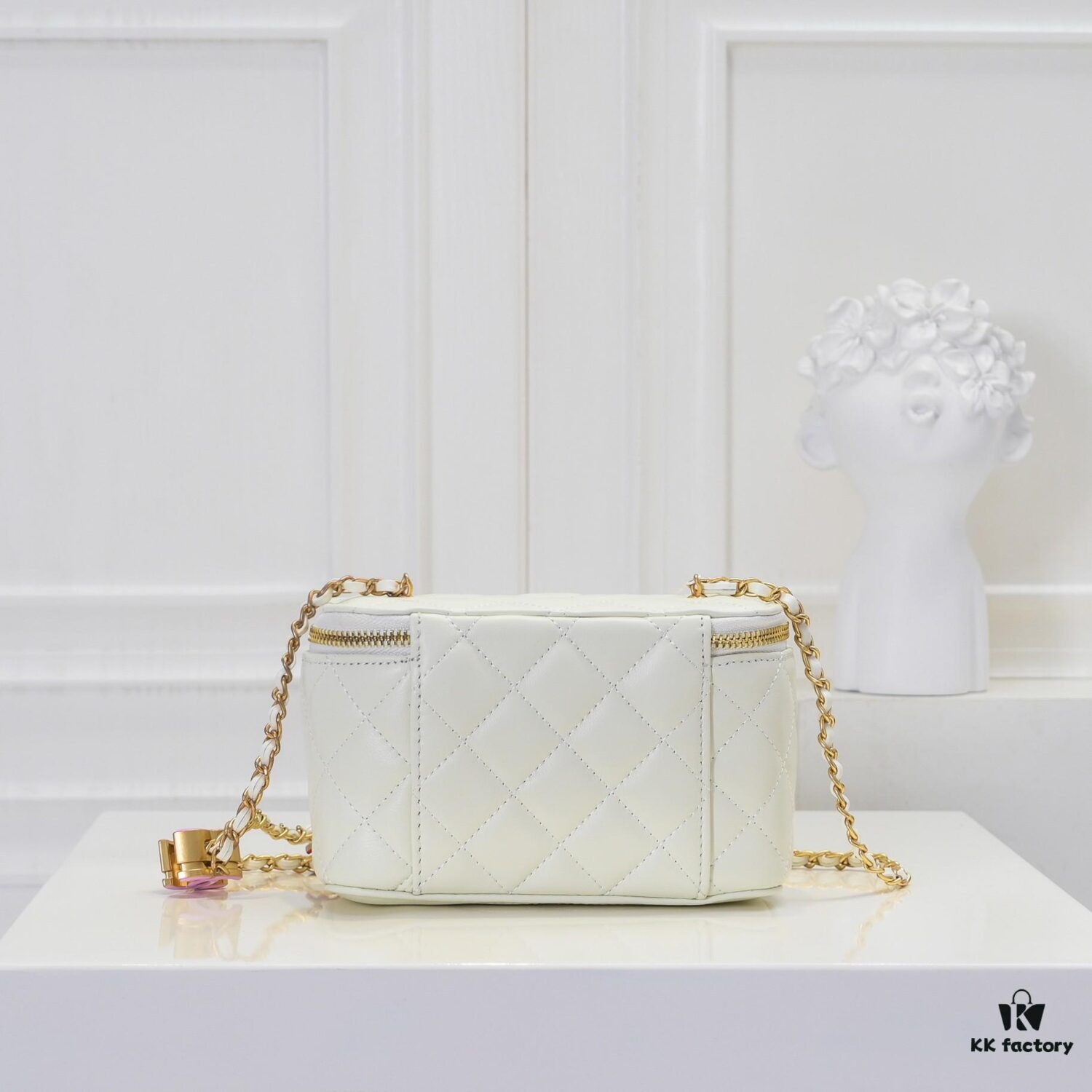 Large Size 👑 Chanel 24A New Double C Enamel Buckle Makeup Pouch, Compact and Exquisitely Crafted