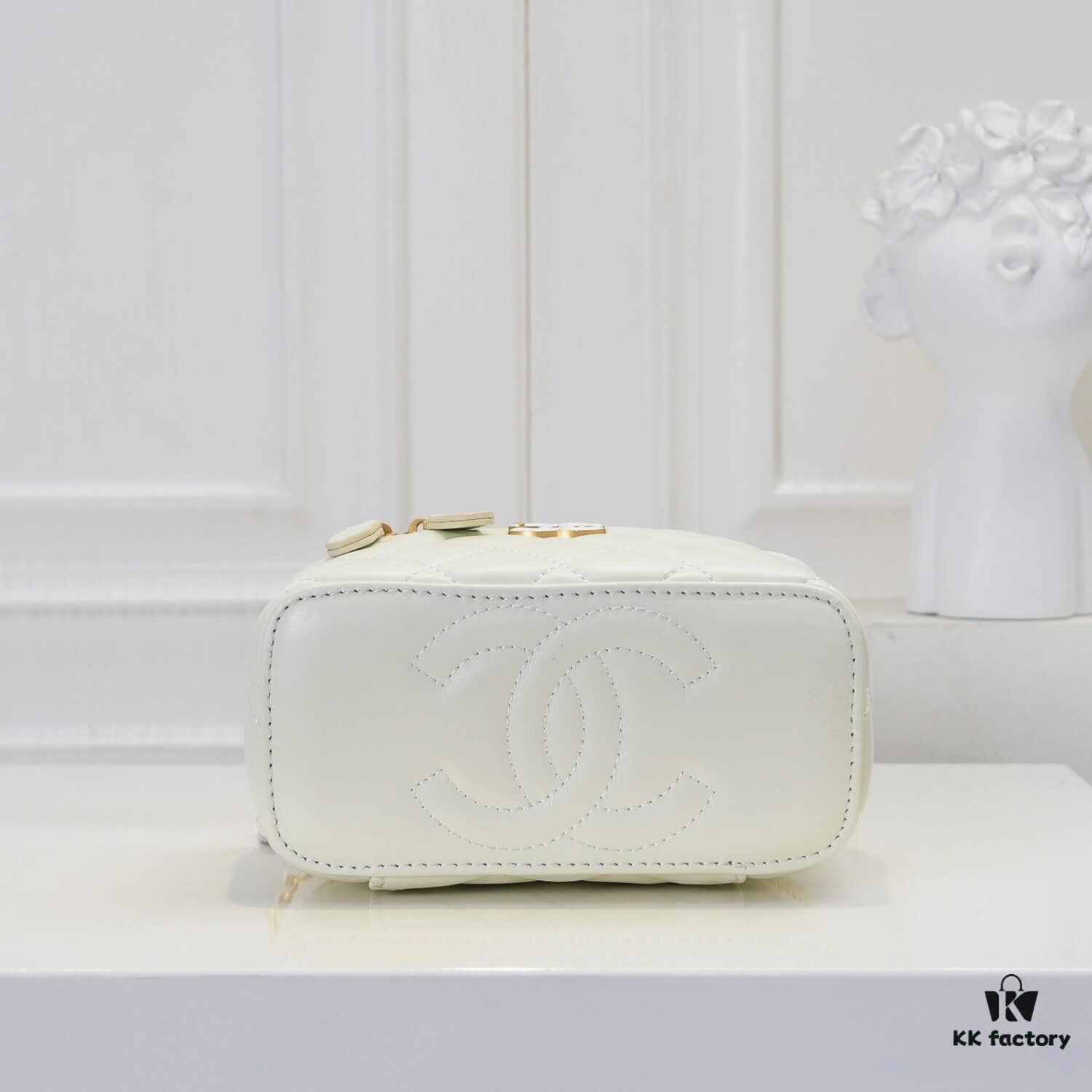 Large Size 👑 Chanel 24A New Double C Enamel Buckle Makeup Pouch, Compact and Exquisitely Crafted