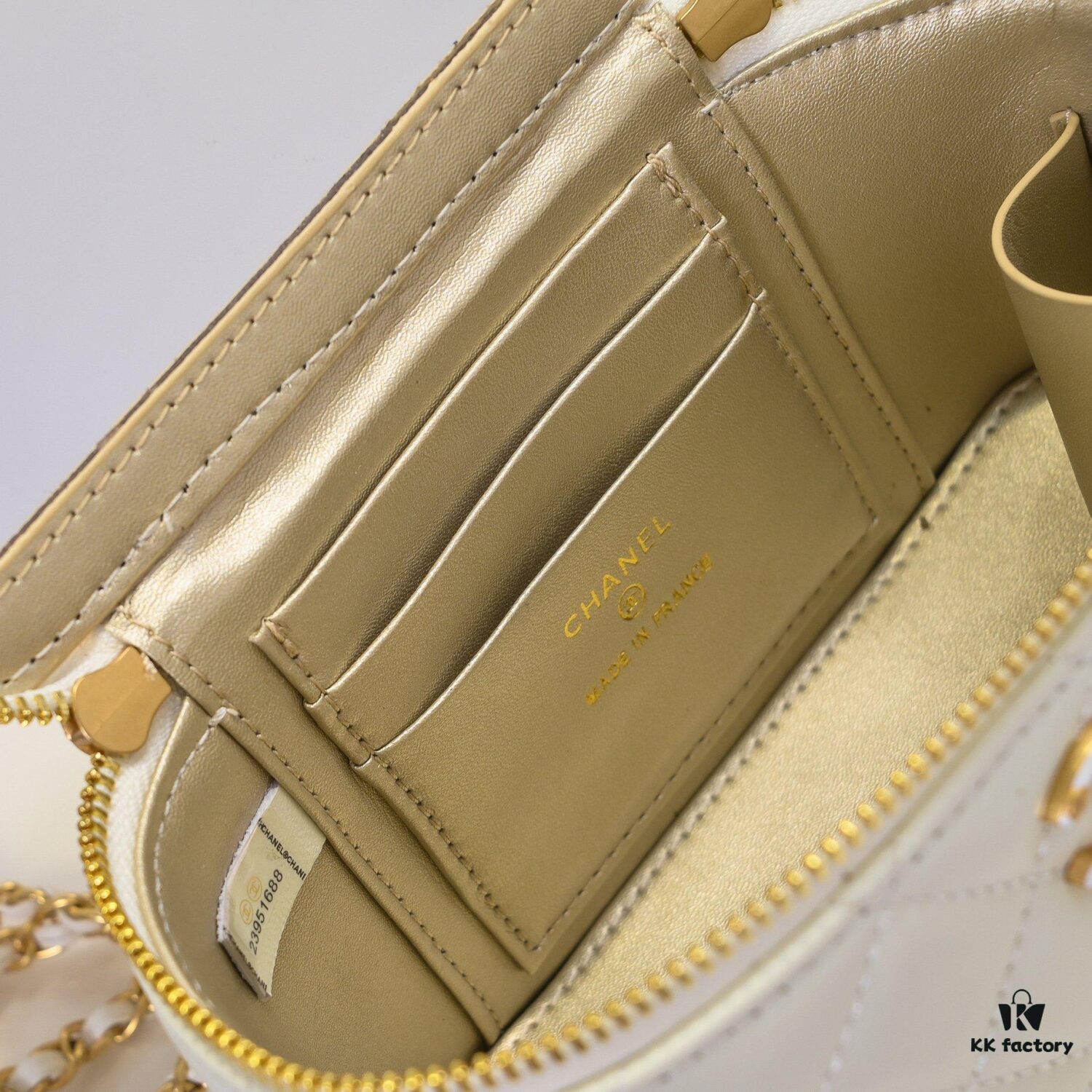 Large Size 👑 Chanel 24A New Double C Enamel Buckle Makeup Pouch, Compact and Exquisitely Crafted