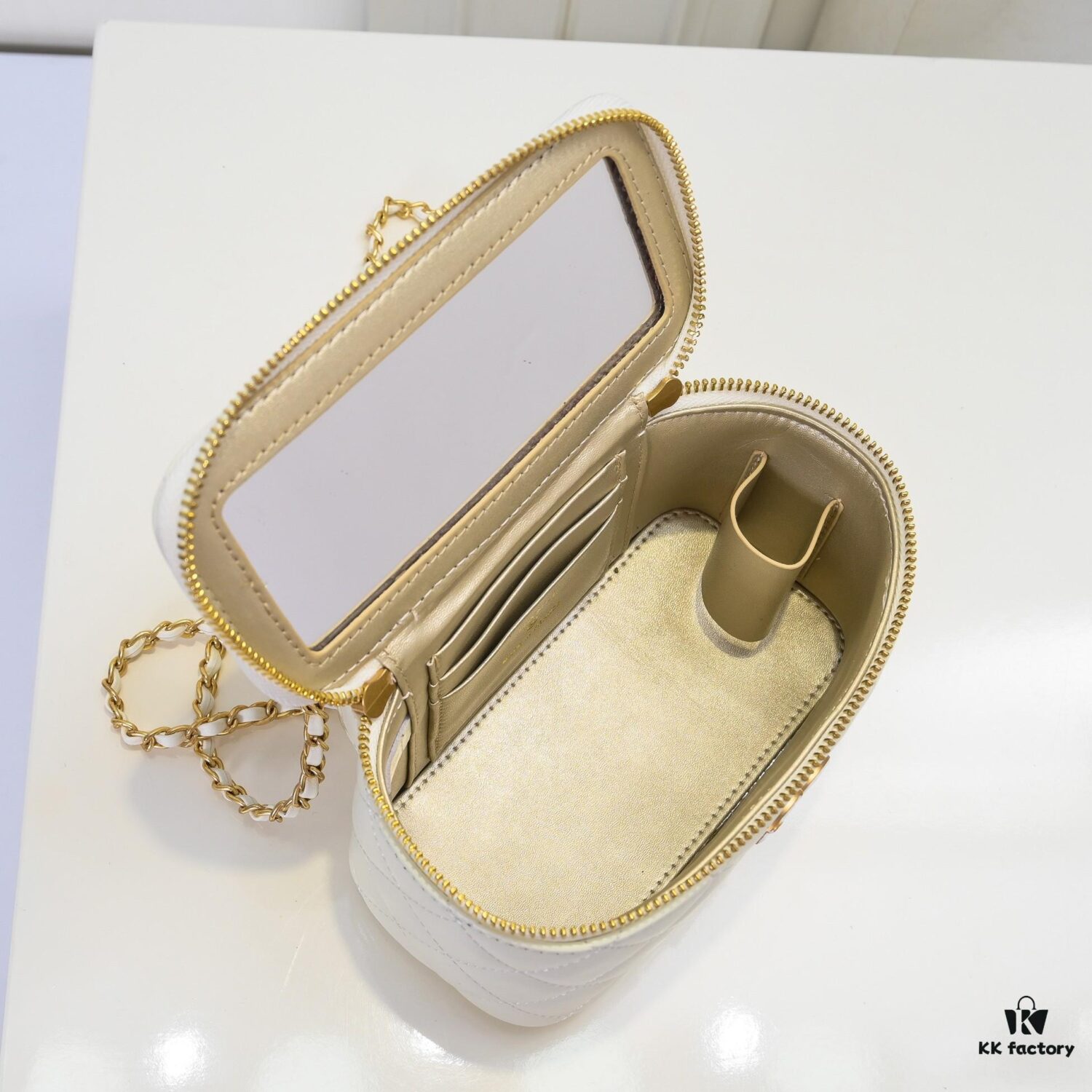 Large Size 👑 Chanel 24A New Double C Enamel Buckle Makeup Pouch, Compact and Exquisitely Crafted