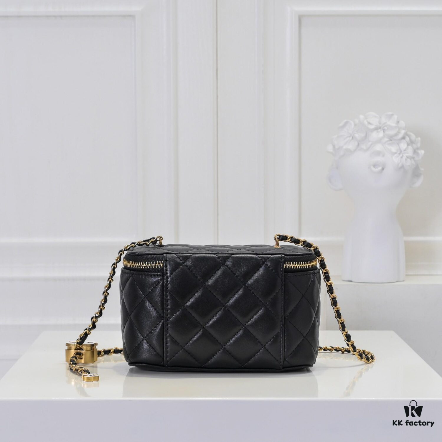 Large Size 👑 Chanel 24A New Double C Enamel Buckle Cosmetic Pouch, Exquisitely Crafted