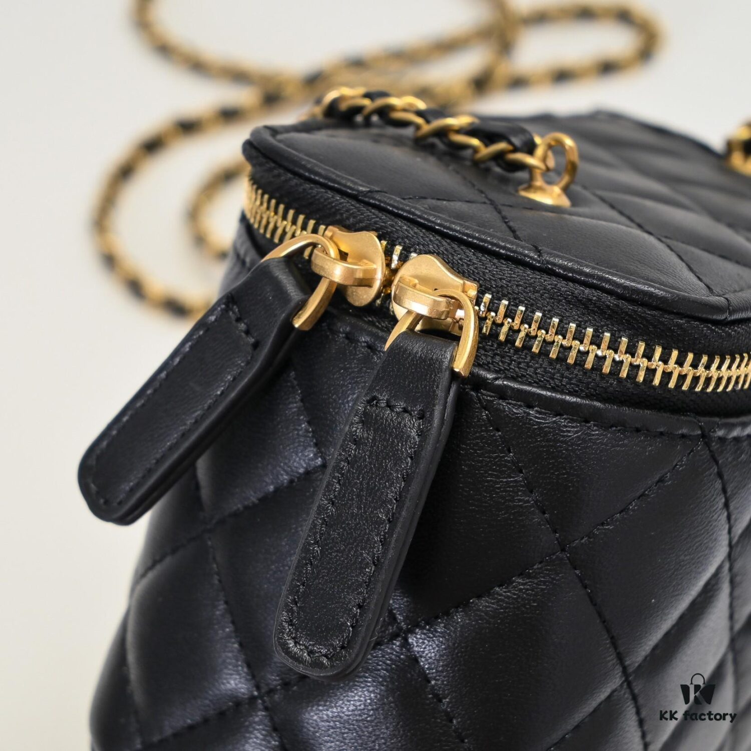 Large Size 👑 Chanel 24A New Double C Enamel Buckle Cosmetic Pouch, Exquisitely Crafted