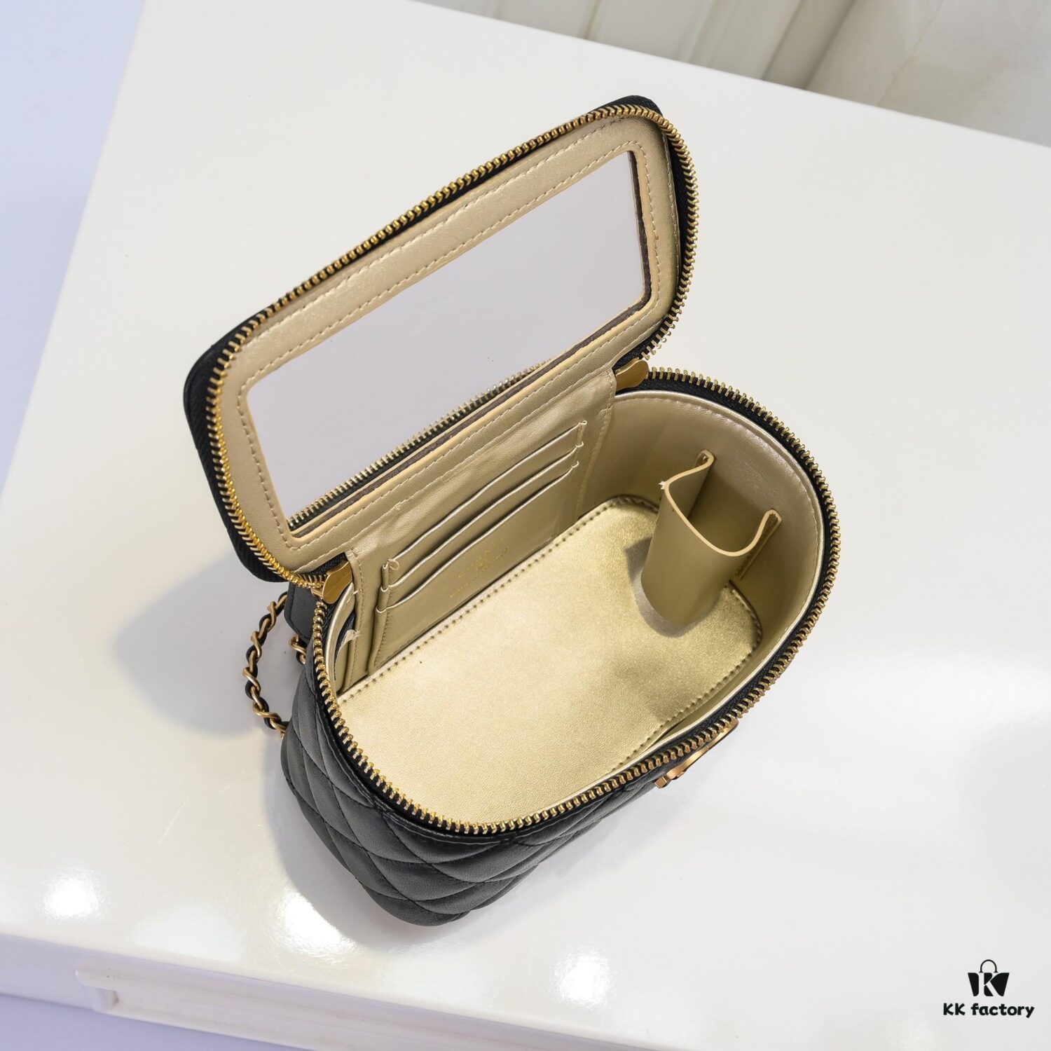 Large Size 👑 Chanel 24A New Double C Enamel Buckle Cosmetic Pouch, Exquisitely Crafted