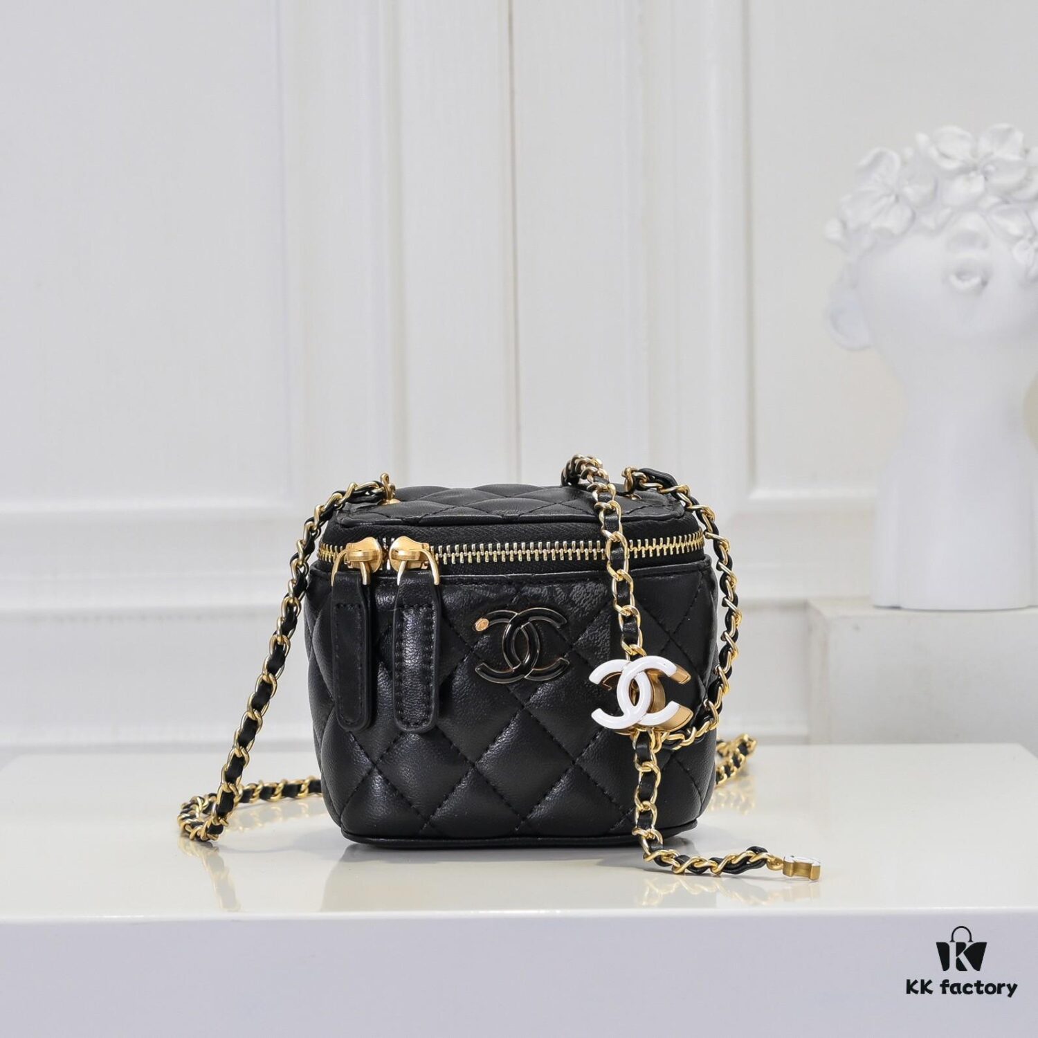 Small Chanel 24A New Double C Enamel Buckle Cosmetic Pouch Genuine Imported Lamb Leather Stylish and Exquisite