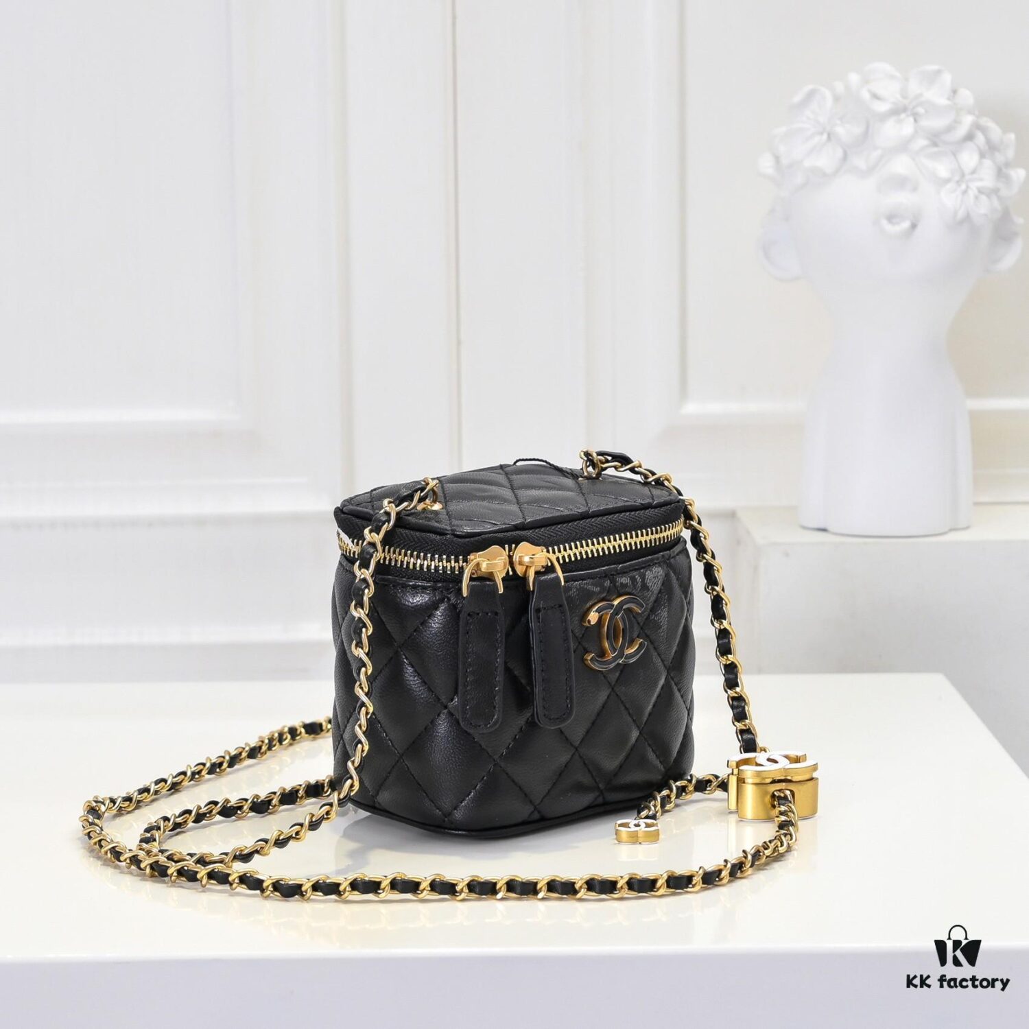 Small Chanel 24A New Double C Enamel Buckle Cosmetic Pouch Genuine Imported Lamb Leather Stylish and Exquisite
