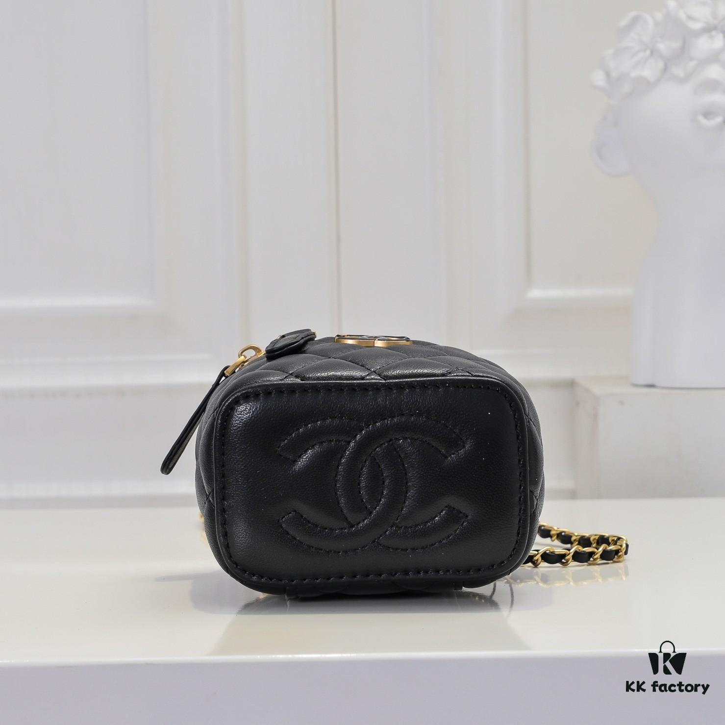 Small Chanel 24A New Double C Enamel Buckle Cosmetic Pouch Genuine Imported Lamb Leather Stylish and Exquisite
