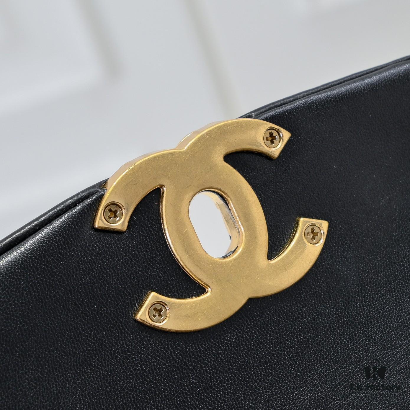 Chanel 19 Shoulder Bag in Quilted Calfskin with CC Logo and Chain Strap
