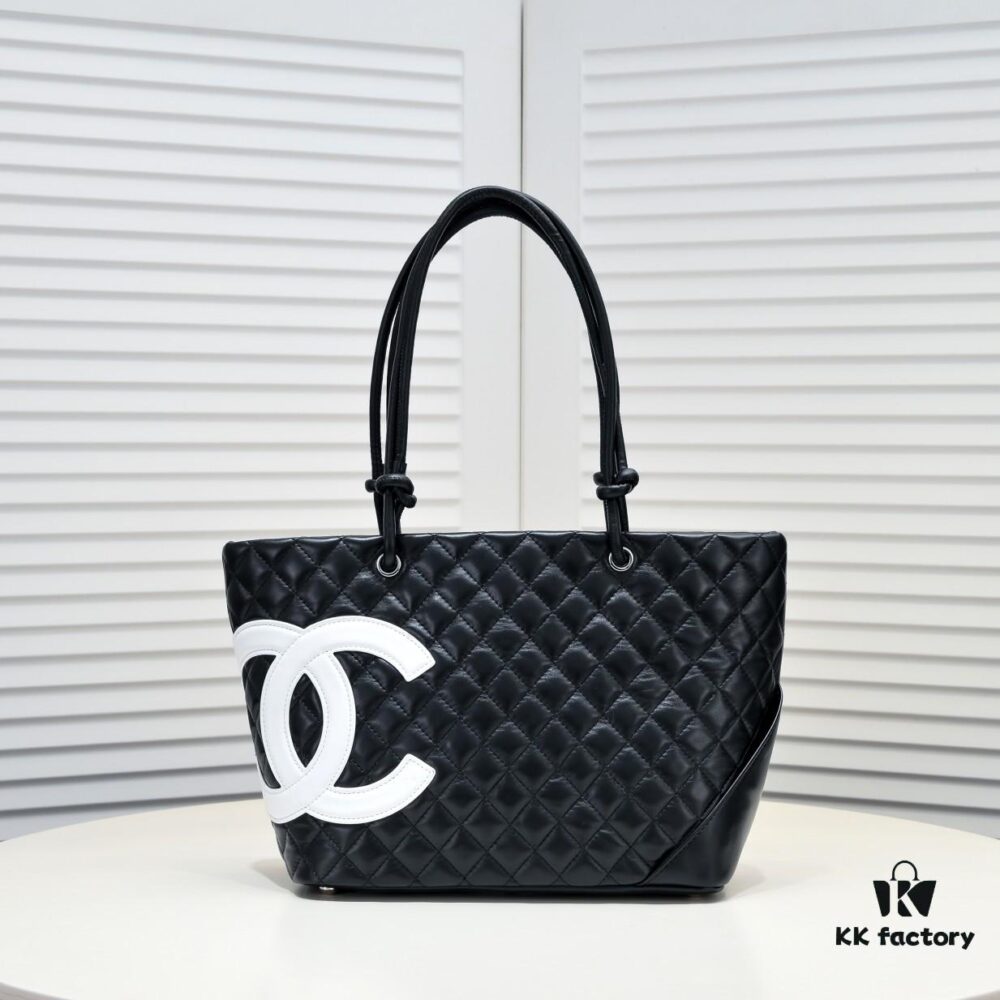 CHANEL 24A Vintage Spring Collection Mid-Age Classic Cambon Tote Bag 🌹💕... 2004 Brand New Ultimate Edition! A Timeless Revival – The Iconic 'Vegetable Basket' Tote Once Ranked Among the World's Top 50 Most Desirable Handbags, Made Famous by Miss Hilton. Discontinued at Boutiques – Unavailable Even with Money [Smile]. Exclusively Sourced from a Rare Vintage Store. ZP-Developed Leather: European Original Haas Calfskin, Imported from Italy, with 24K Thick Gold-Plated Steel Lock. Limited Supply, Frequently Out of Stock. The Bag’s Texture and Feel Are Perfectly Matched to the Authentic Version ✔️
