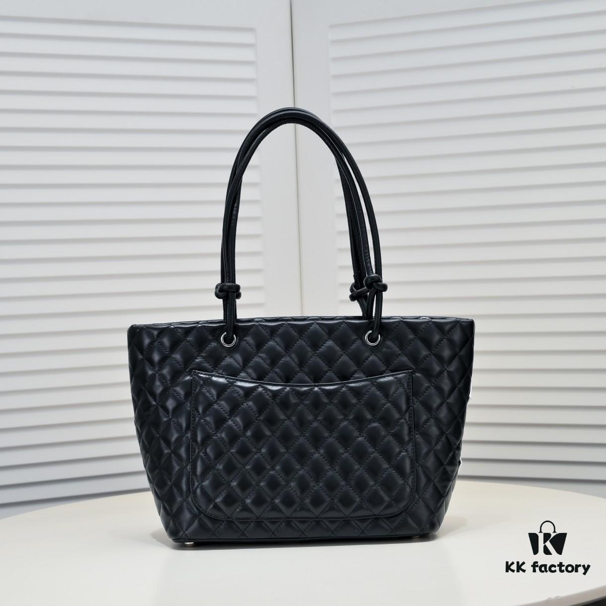 CHANEL 24A Vintage Spring Collection Mid-Age Classic Cambon Tote Bag 🌹💕... 2004 Brand New Ultimate Edition! A Timeless Revival – The Iconic 'Vegetable Basket' Tote Once Ranked Among the World's Top 50 Most Desirable Handbags, Made Famous by Miss Hilton. Discontinued at Boutiques – Unavailable Even with Money [Smile]. Exclusively Sourced from a Rare Vintage Store. ZP-Developed Leather: European Original Haas Calfskin, Imported from Italy, with 24K Thick Gold-Plated Steel Lock. Limited Supply, Frequently Out of Stock. The Bag’s Texture and Feel Are Perfectly Matched to the Authentic Version ✔️