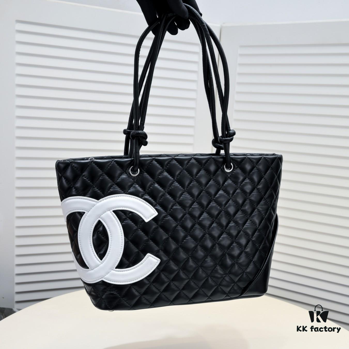 CHANEL 24A Vintage Spring Collection Mid-Age Classic Cambon Tote Bag 🌹💕... 2004 Brand New Ultimate Edition! A Timeless Revival – The Iconic 'Vegetable Basket' Tote Once Ranked Among the World's Top 50 Most Desirable Handbags, Made Famous by Miss Hilton. Discontinued at Boutiques – Unavailable Even with Money [Smile]. Exclusively Sourced from a Rare Vintage Store. ZP-Developed Leather: European Original Haas Calfskin, Imported from Italy, with 24K Thick Gold-Plated Steel Lock. Limited Supply, Frequently Out of Stock. The Bag’s Texture and Feel Are Perfectly Matched to the Authentic Version ✔️