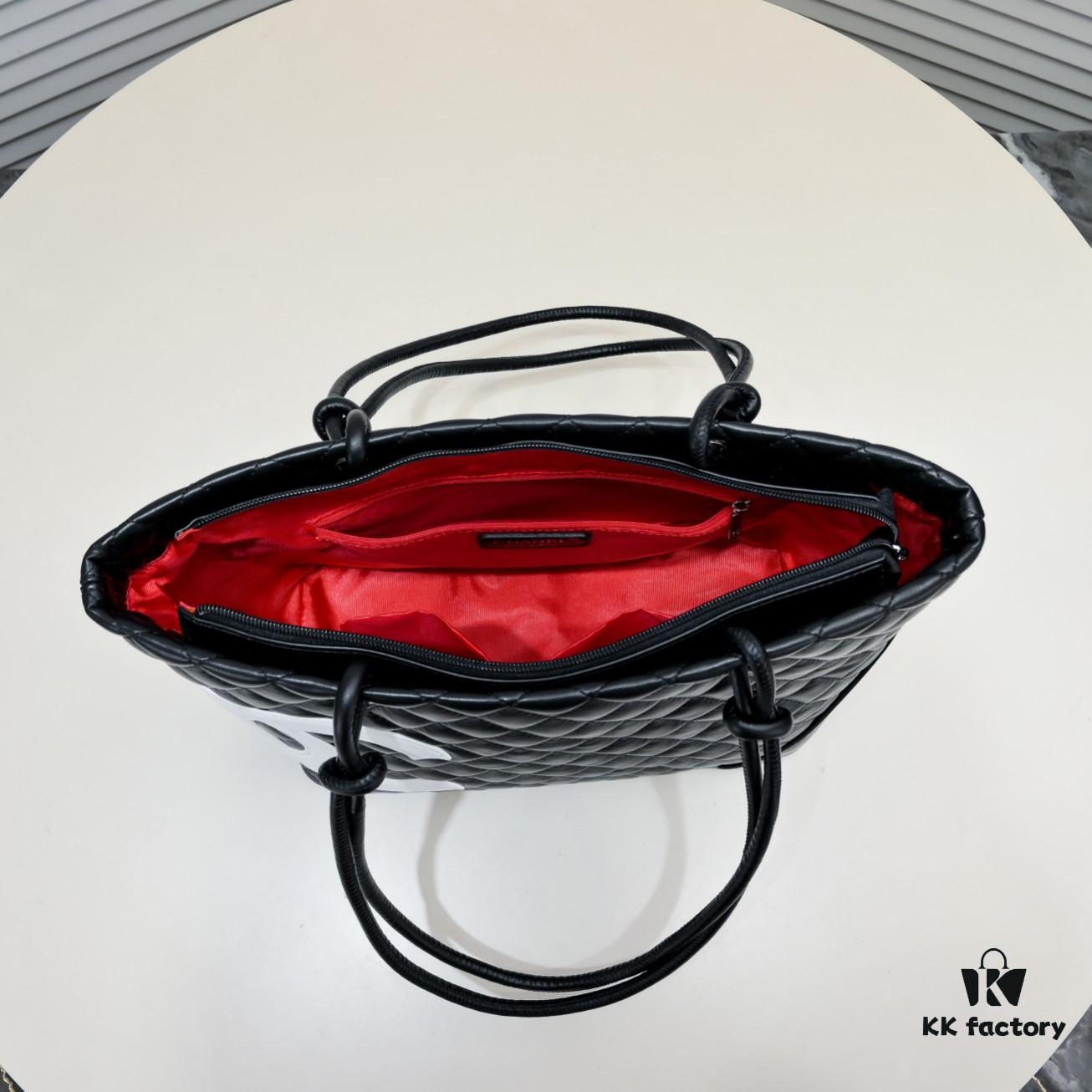 CHANEL 24A Vintage Spring Collection Mid-Age Classic Cambon Tote Bag 🌹💕... 2004 Brand New Ultimate Edition! A Timeless Revival – The Iconic 'Vegetable Basket' Tote Once Ranked Among the World's Top 50 Most Desirable Handbags, Made Famous by Miss Hilton. Discontinued at Boutiques – Unavailable Even with Money [Smile]. Exclusively Sourced from a Rare Vintage Store. ZP-Developed Leather: European Original Haas Calfskin, Imported from Italy, with 24K Thick Gold-Plated Steel Lock. Limited Supply, Frequently Out of Stock. The Bag’s Texture and Feel Are Perfectly Matched to the Authentic Version ✔️