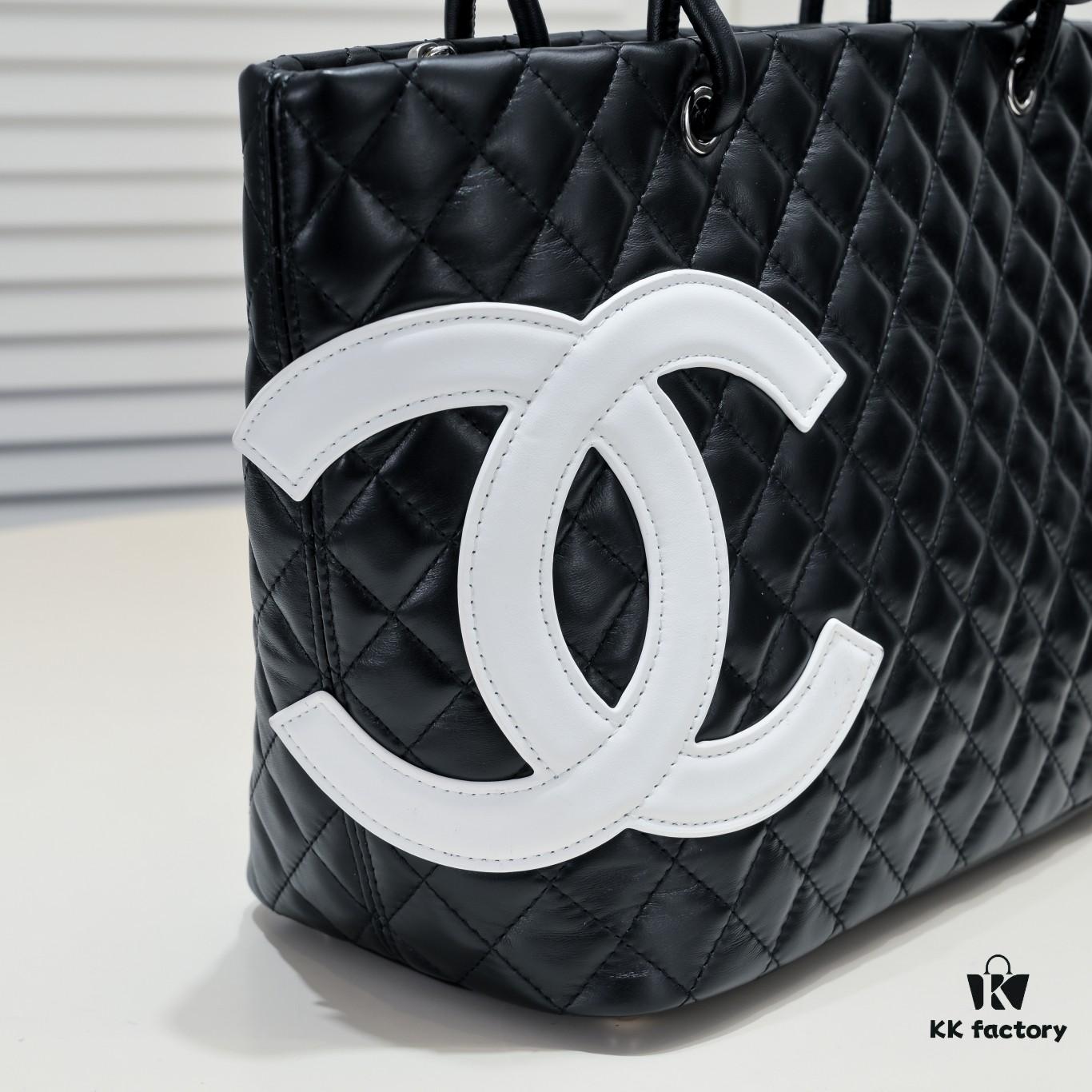 CHANEL 24A Vintage Spring Collection Mid-Age Classic Cambon Tote Bag 🌹💕... 2004 Brand New Ultimate Edition! A Timeless Revival – The Iconic 'Vegetable Basket' Tote Once Ranked Among the World's Top 50 Most Desirable Handbags, Made Famous by Miss Hilton. Discontinued at Boutiques – Unavailable Even with Money [Smile]. Exclusively Sourced from a Rare Vintage Store. ZP-Developed Leather: European Original Haas Calfskin, Imported from Italy, with 24K Thick Gold-Plated Steel Lock. Limited Supply, Frequently Out of Stock. The Bag’s Texture and Feel Are Perfectly Matched to the Authentic Version ✔️