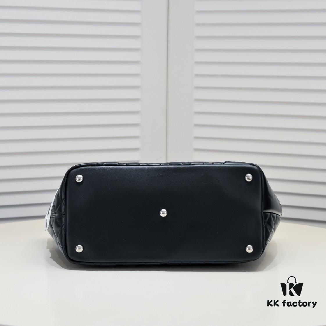 CHANEL 24A Vintage Spring Collection Mid-Age Classic Cambon Tote Bag 🌹💕... 2004 Brand New Ultimate Edition! A Timeless Revival – The Iconic 'Vegetable Basket' Tote Once Ranked Among the World's Top 50 Most Desirable Handbags, Made Famous by Miss Hilton. Discontinued at Boutiques – Unavailable Even with Money [Smile]. Exclusively Sourced from a Rare Vintage Store. ZP-Developed Leather: European Original Haas Calfskin, Imported from Italy, with 24K Thick Gold-Plated Steel Lock. Limited Supply, Frequently Out of Stock. The Bag’s Texture and Feel Are Perfectly Matched to the Authentic Version ✔️