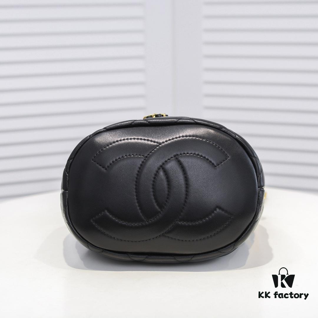Chanel Vintage Drawstring Button Bag Made of Lambskin with Classic Quilting and Chain-in-Leather Strap
