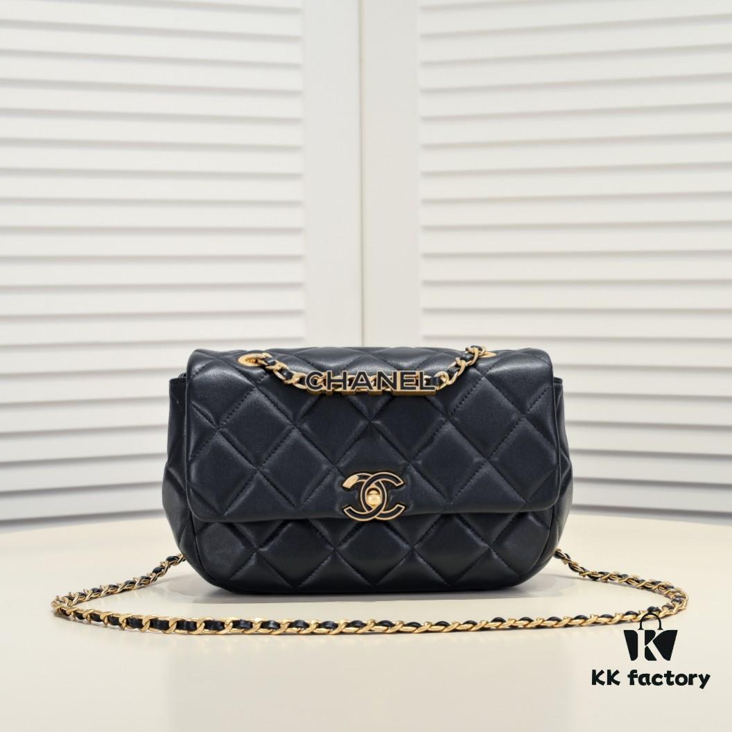 Chanel 2024 Spring-Summer Early Collection Runway Latest Model Classic Quilted Flap Bag with Bold Gold Chain Accent