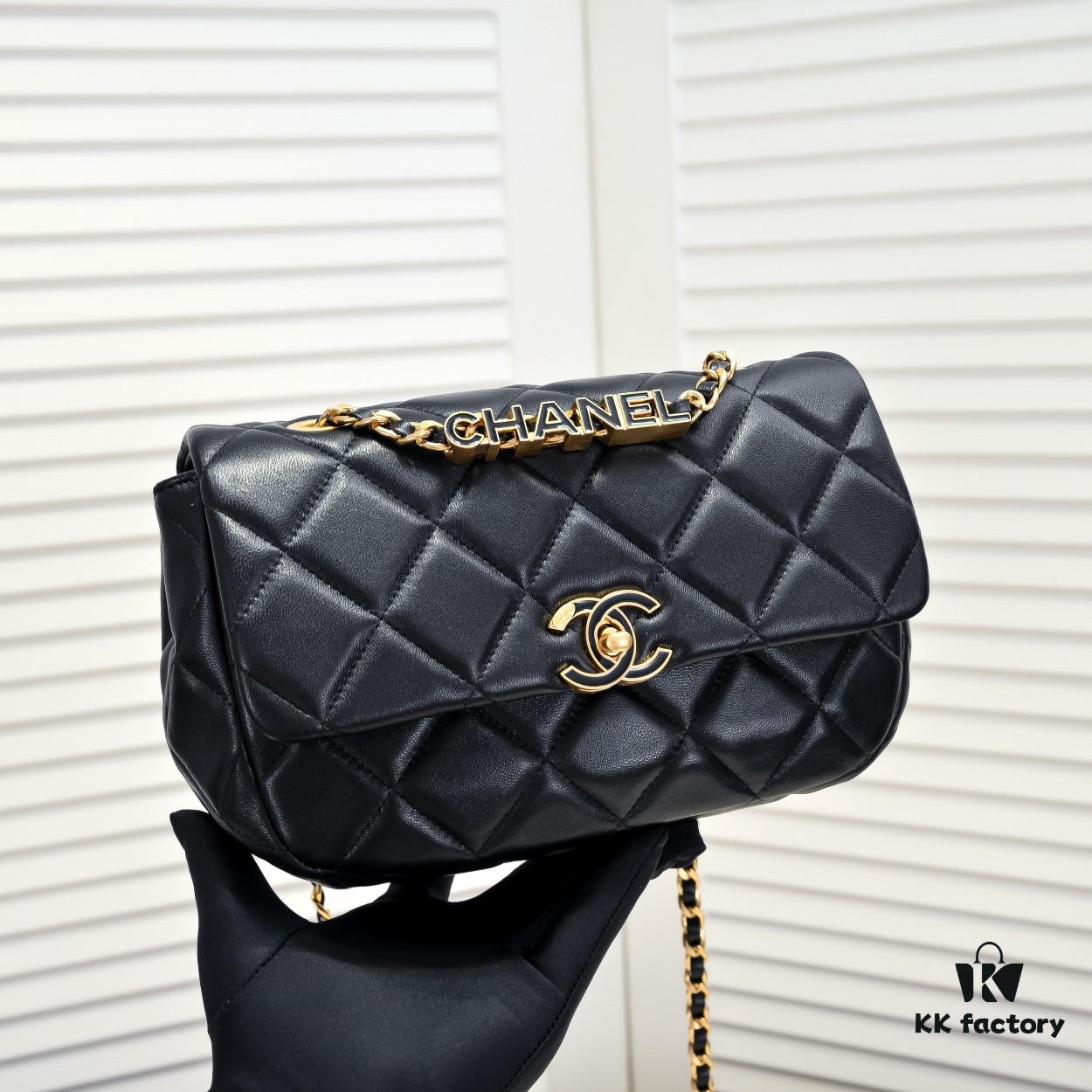 Chanel 2024 Spring-Summer Early Collection Runway Latest Model Classic Quilted Flap Bag with Bold Gold Chain Accent