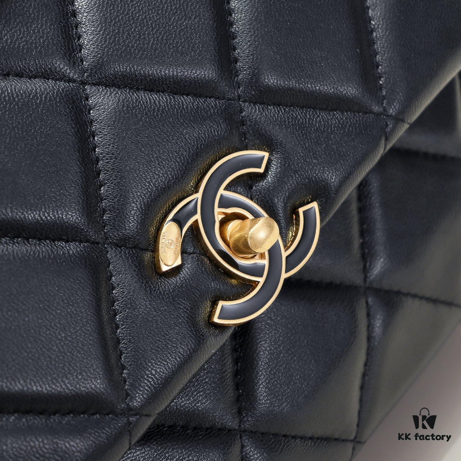 Chanel 2024 Spring-Summer Early Collection Runway Latest Model Classic Quilted Flap Bag with Bold Gold Chain Accent