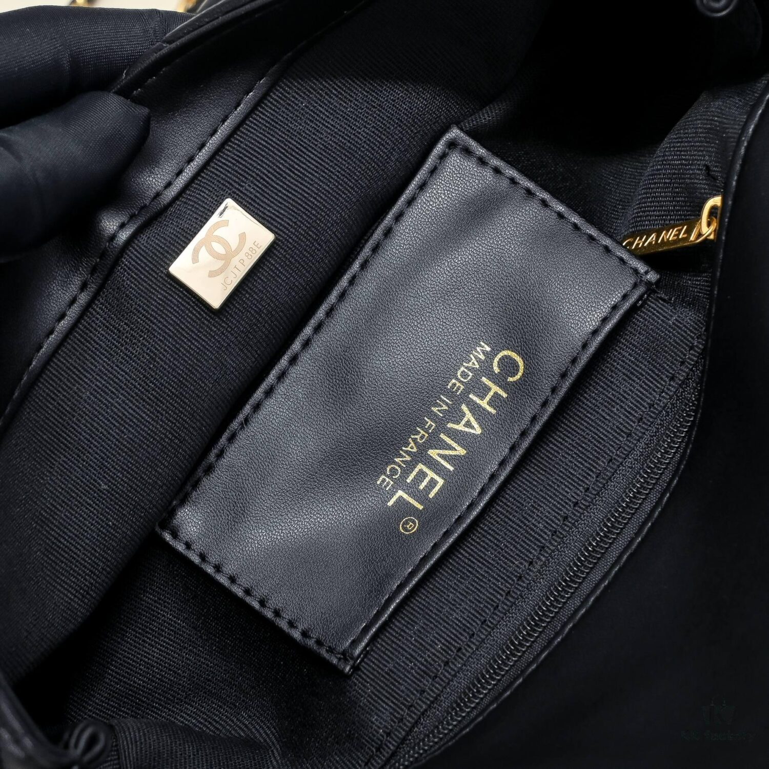 Chanel 2024 Spring-Summer Early Collection Runway Latest Model Classic Quilted Flap Bag with Bold Gold Chain Accent