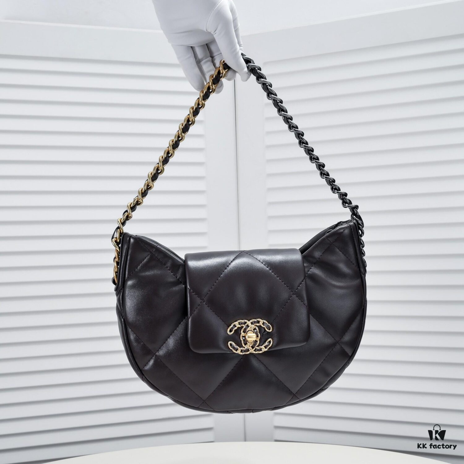 New Arrival‼️ CHANEL 19bag Collection 24C Pre-Spring Half-Moon Shoulder Bag