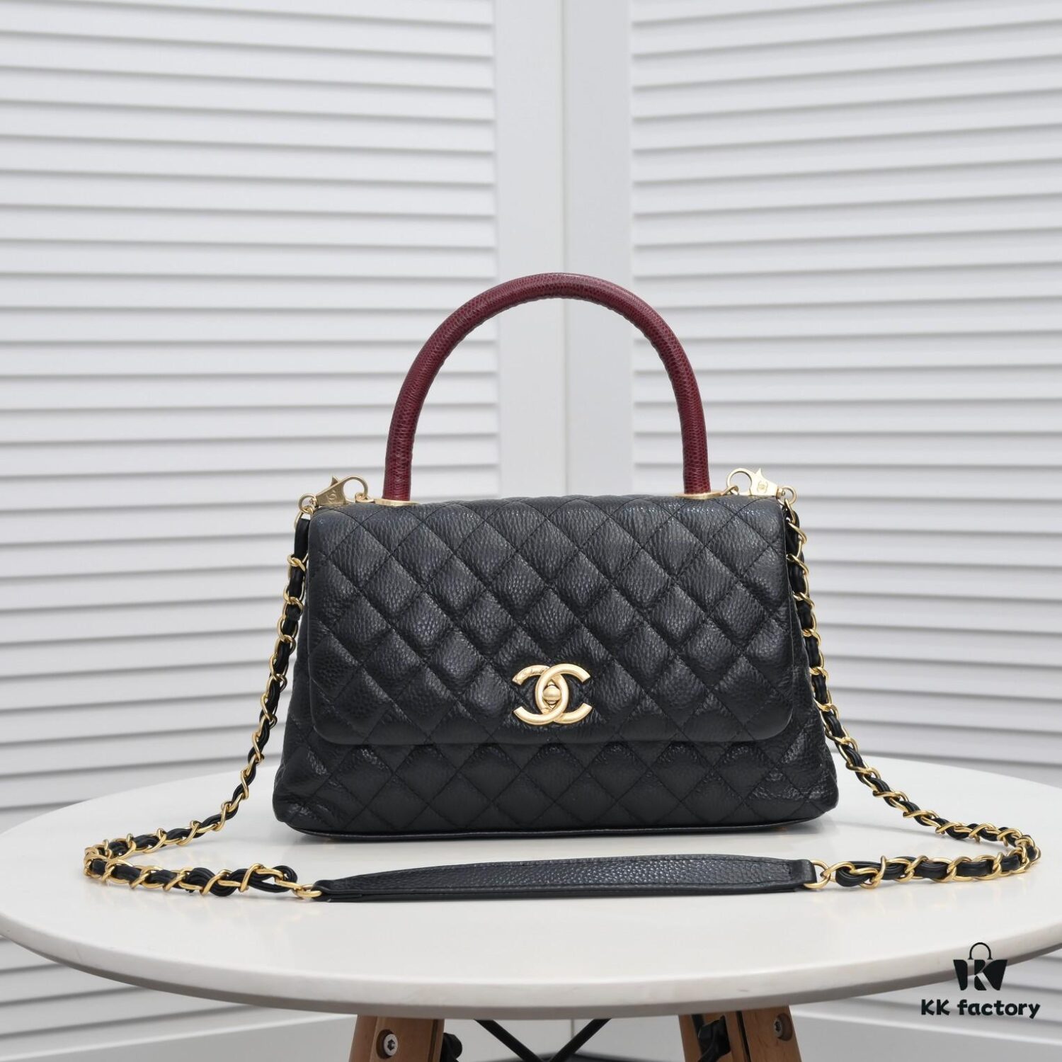 Black and Red Hand-Exchanged Chanel - Unique Design Flap Bag for Shoulder or Handheld Use